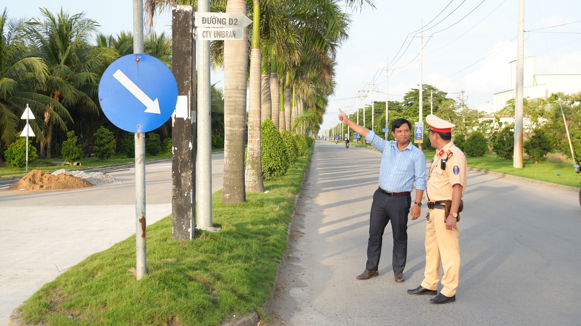 Kiểm tra thực tế hạ tầng giao thông Khu Công nghiệp Long Giang. Ảnh Trọng Tín.JPG
