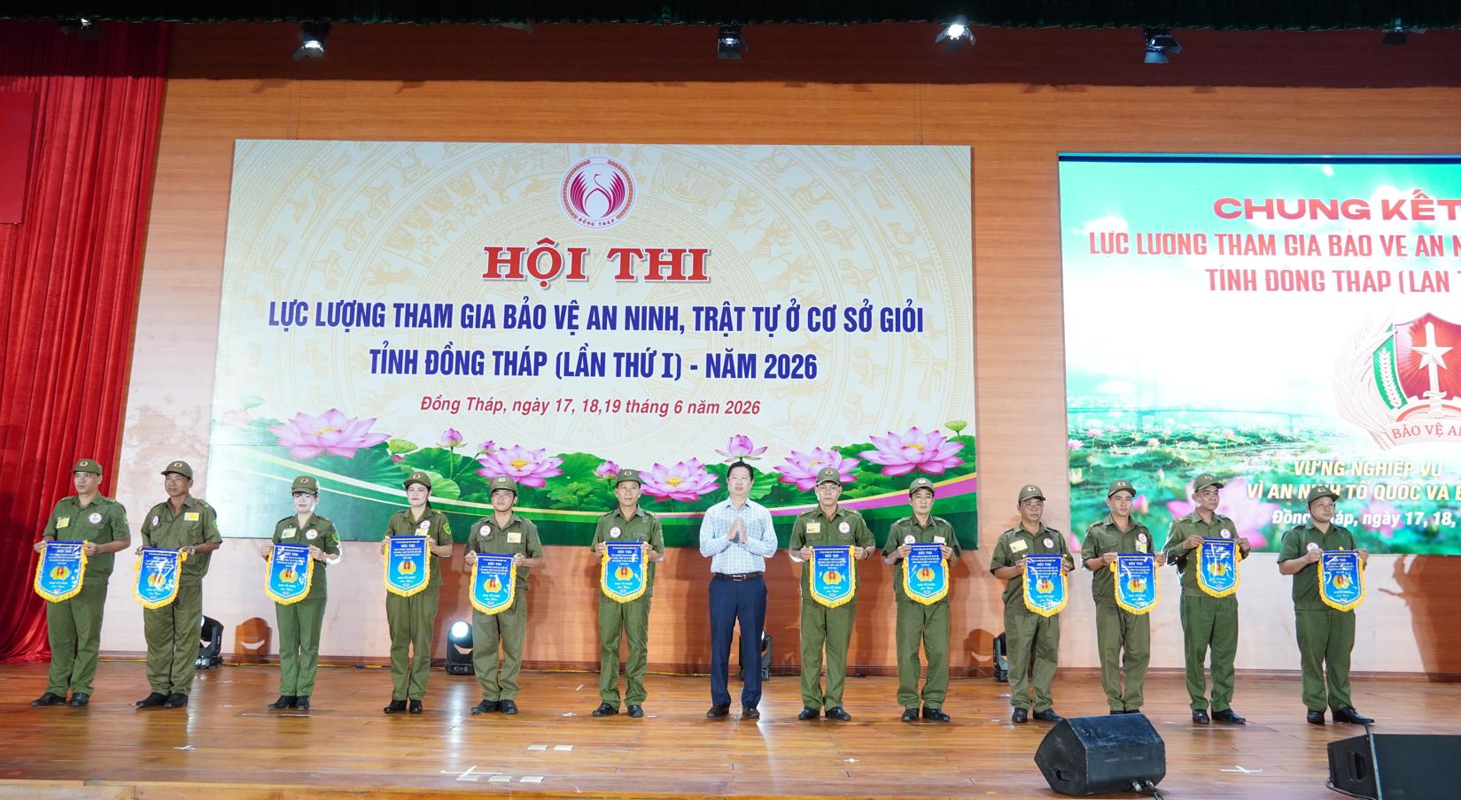 Ông Huỳnh Minh Tuấn - Tỉnh ủy viên, Phó Chủ tịch UBND tỉnh Đồng Tháp, Trưởng Ban Chỉ đạo Hội thi tặng cờ lưu niệm cho các đội dự thi.jpeg
