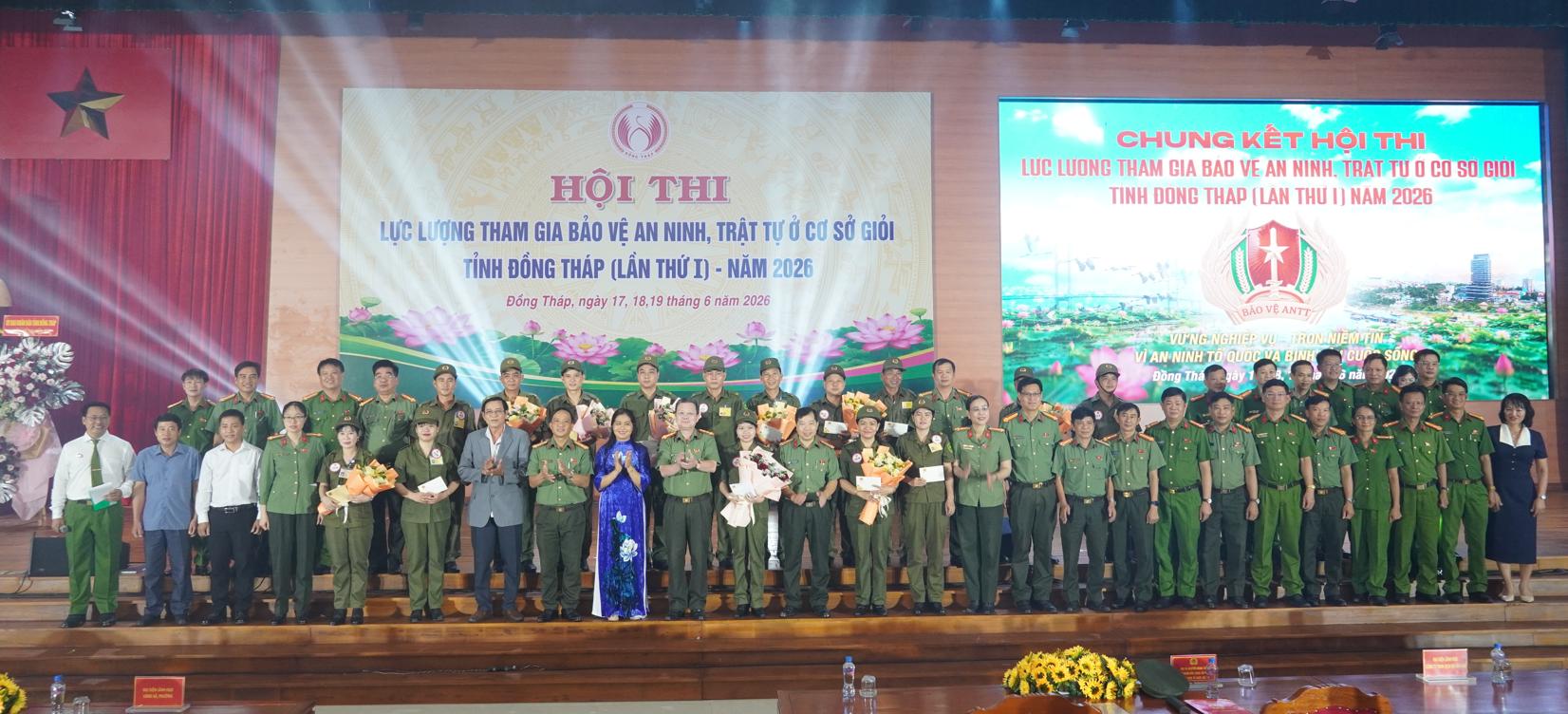 Ban Tổ chức Hội thi chụp ảnh lưu niệm cùng các đội dự thi.jpeg