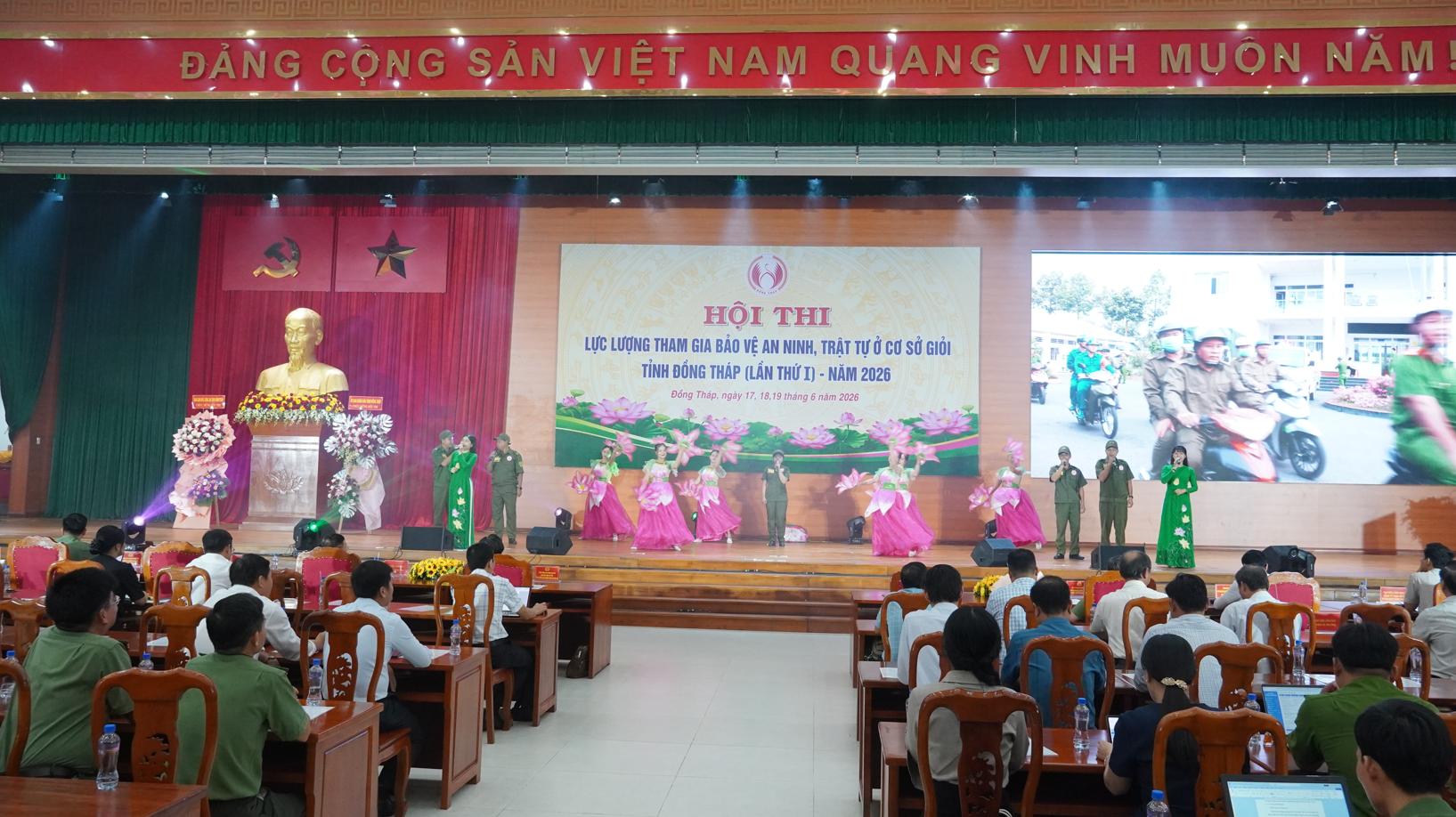 Các đội dự thi tham gia phần thi Tài năng.jpeg
