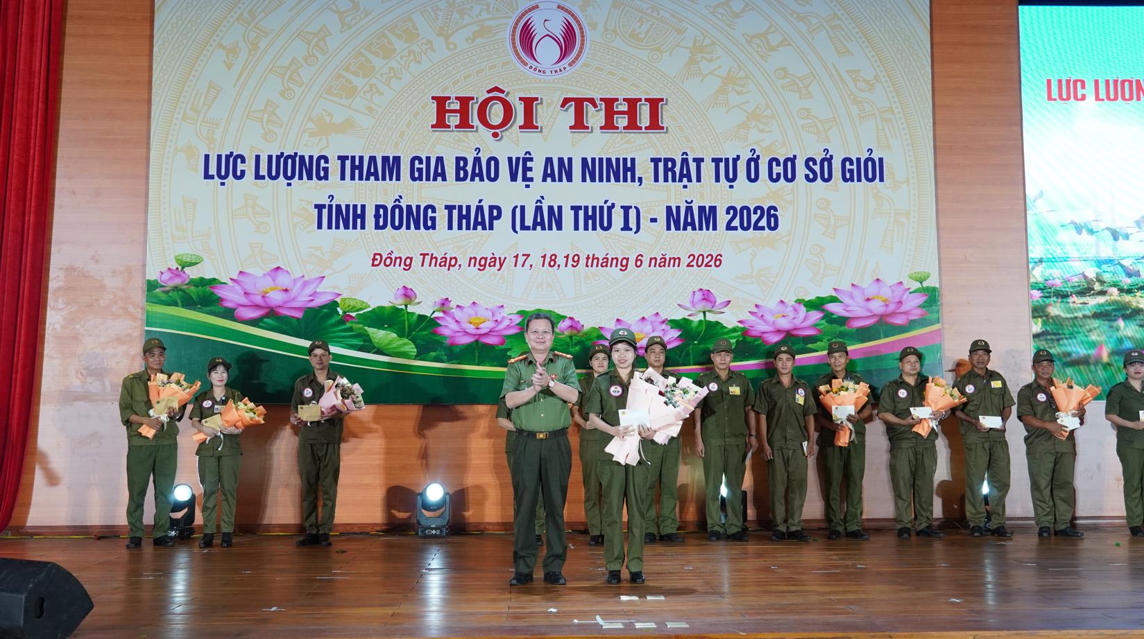 Đại tá Nguyễn Minh Tân - Phó Giám đốc Công an tỉnh trao giải Nhất cho đội thi xã Tân Dương - Sao chép.jpeg