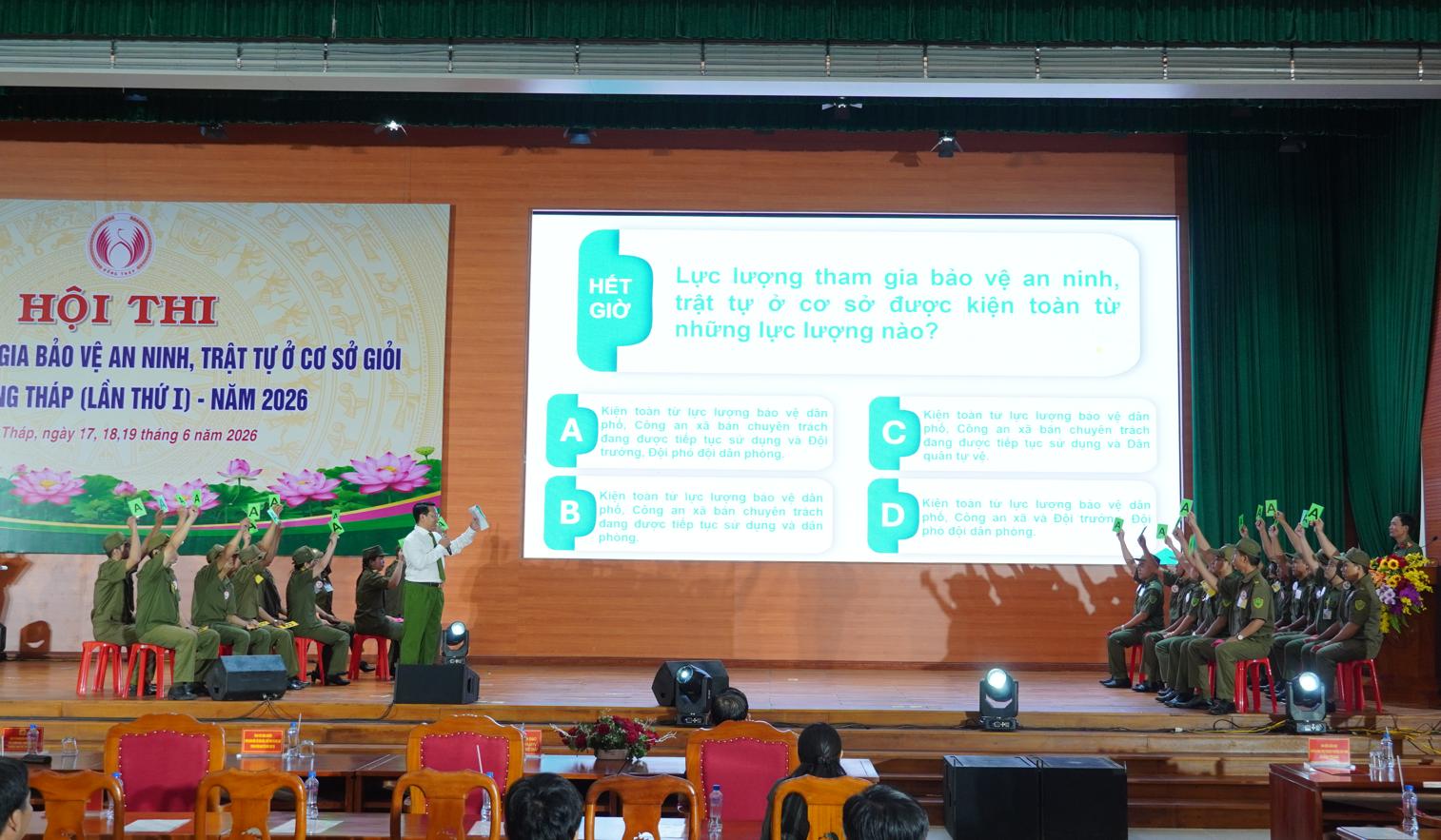 Đại diện các đội tham gia phần thi Kiến thức.jpeg