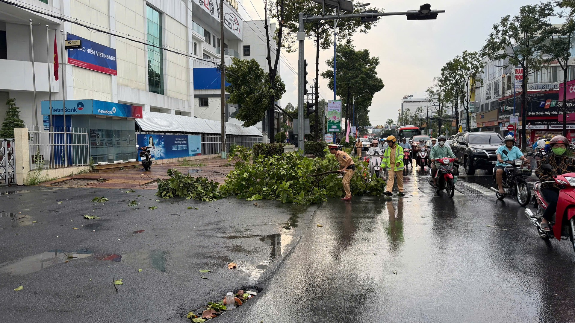 Lực lượng Công an dọn dẹp cây xanh ngã đổ ngay sau khi mưa giông xảy ra.jpg