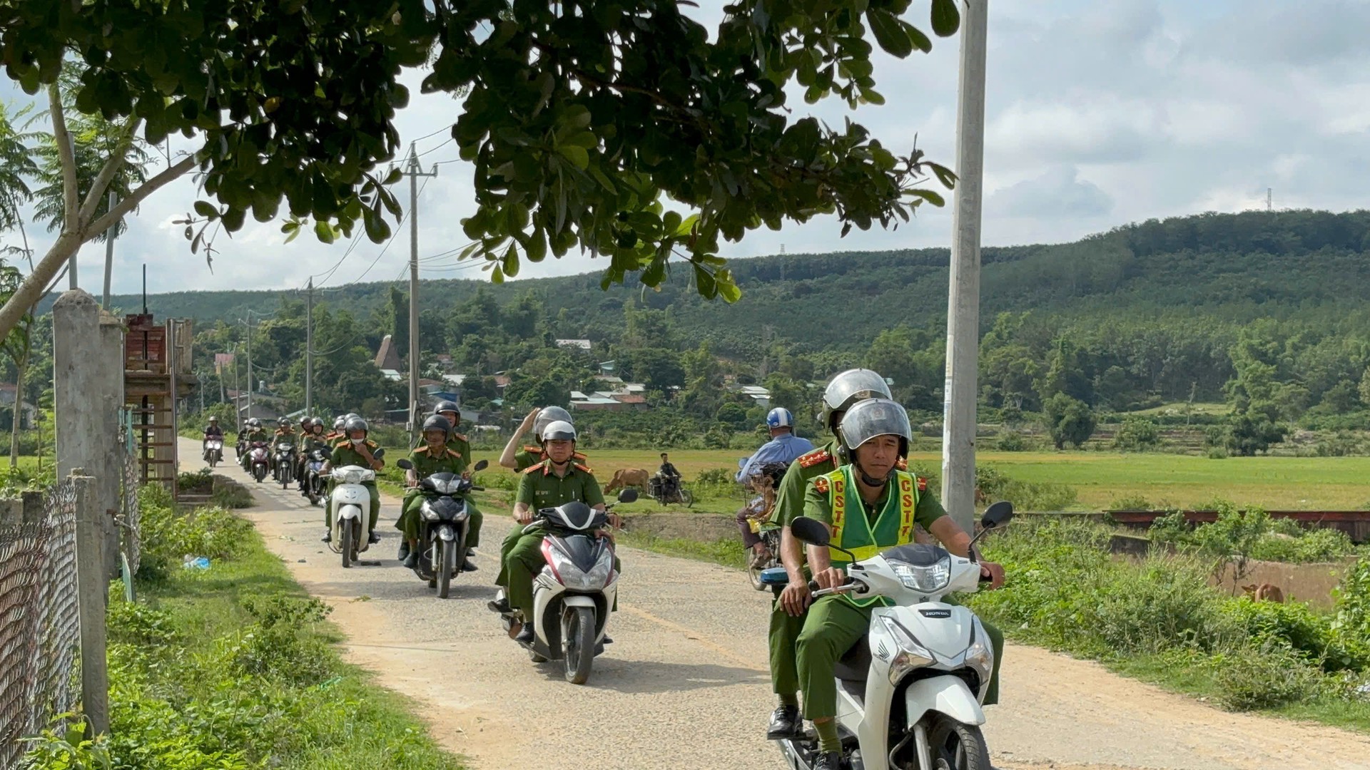 Công an xã Đăk Hà tuần tra tuyên truyền phòng chống tội phạm .jpg