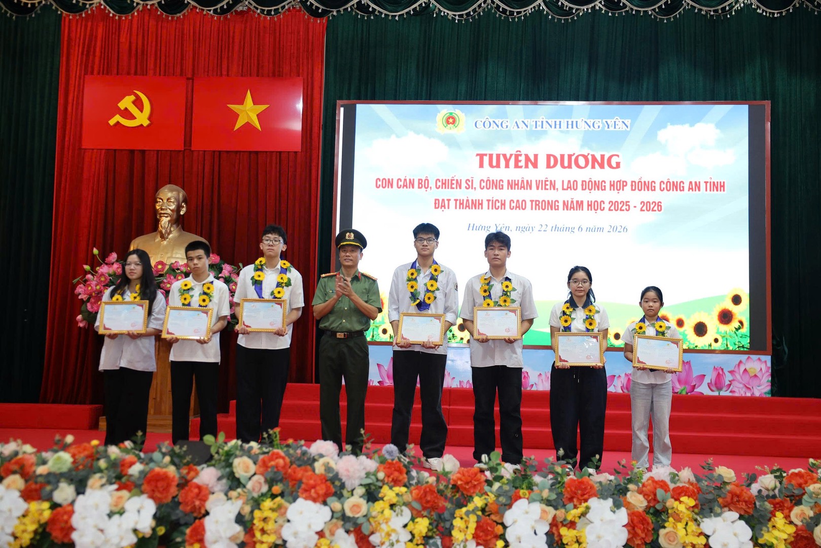 6. lãnh dao cac phong chu nang trao thuogn.jpg