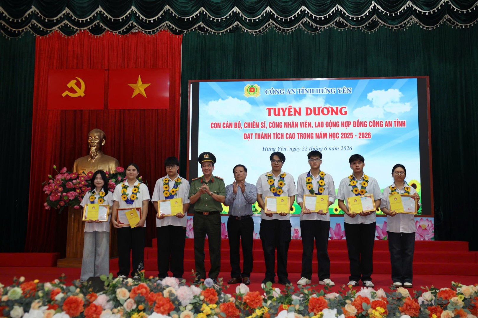 5. lãnh dao cong an tinh trao qua cho cac em hoc sinh.jpg