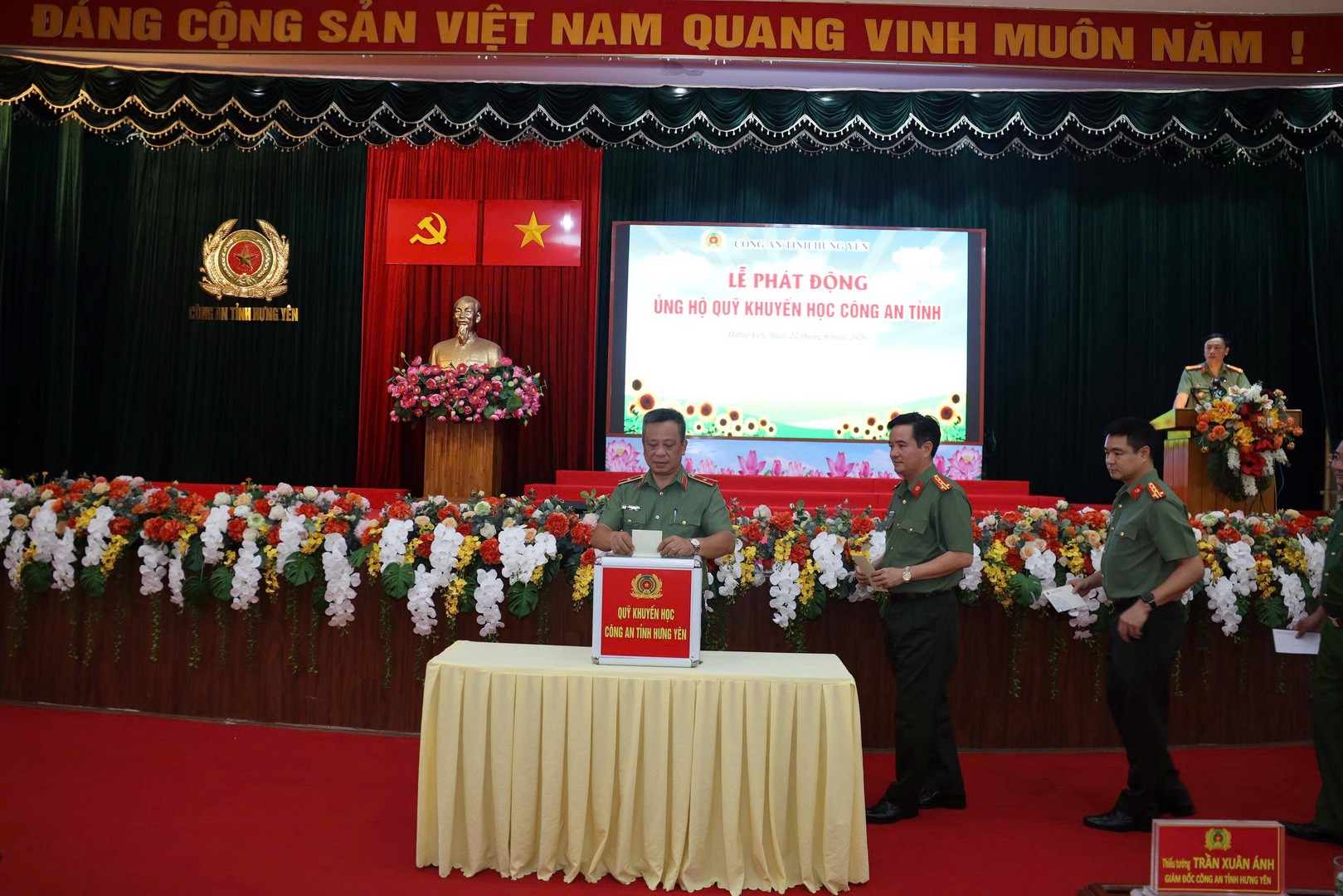 11. lãnh dao cat ung ho quy.jpg