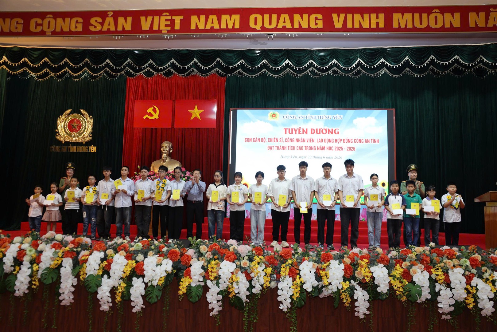 9. lãnh dao cac phong chu nang trao thuogn.jpg