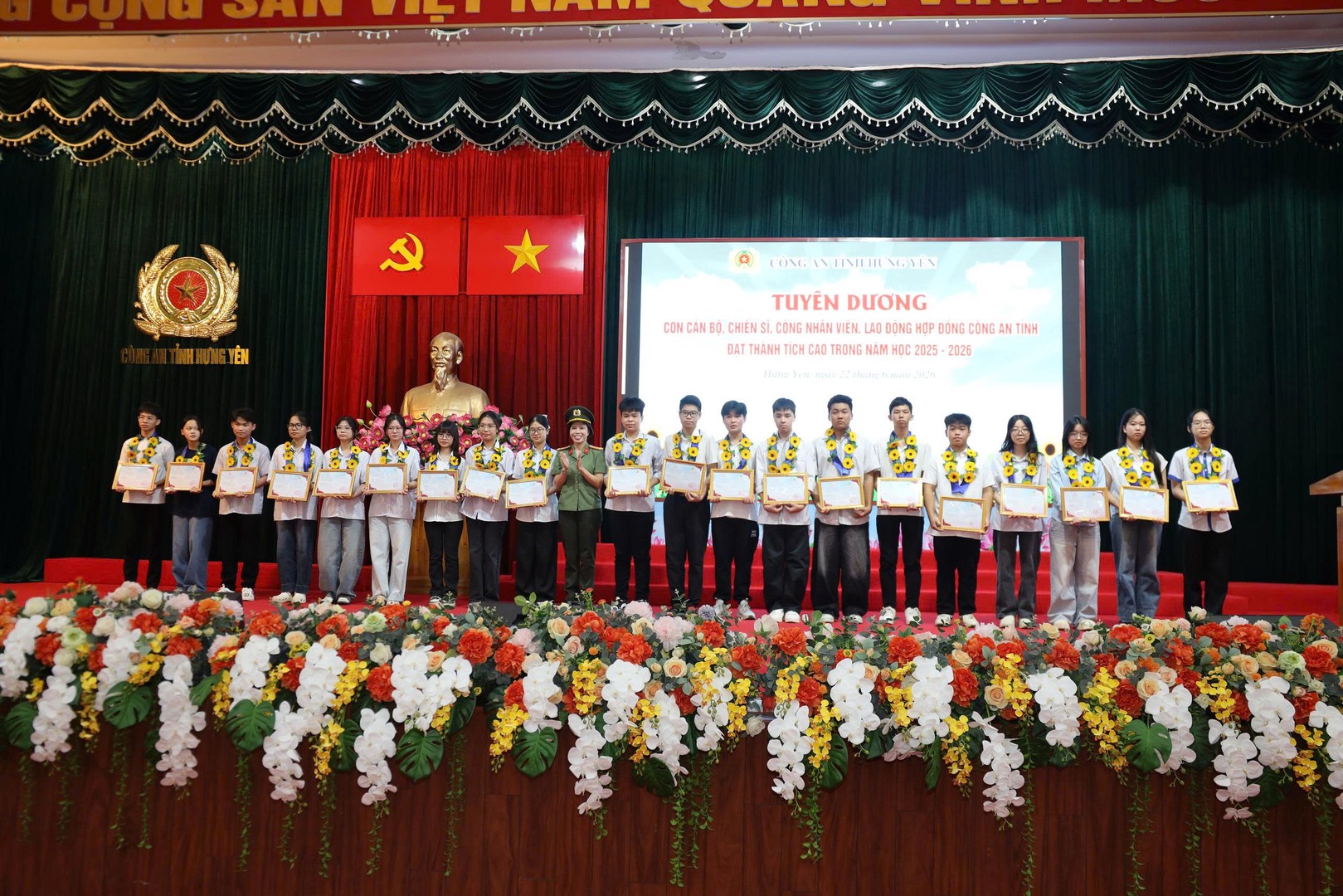 7. lãnh dao cac phong chu nang trao thuogn.jpg