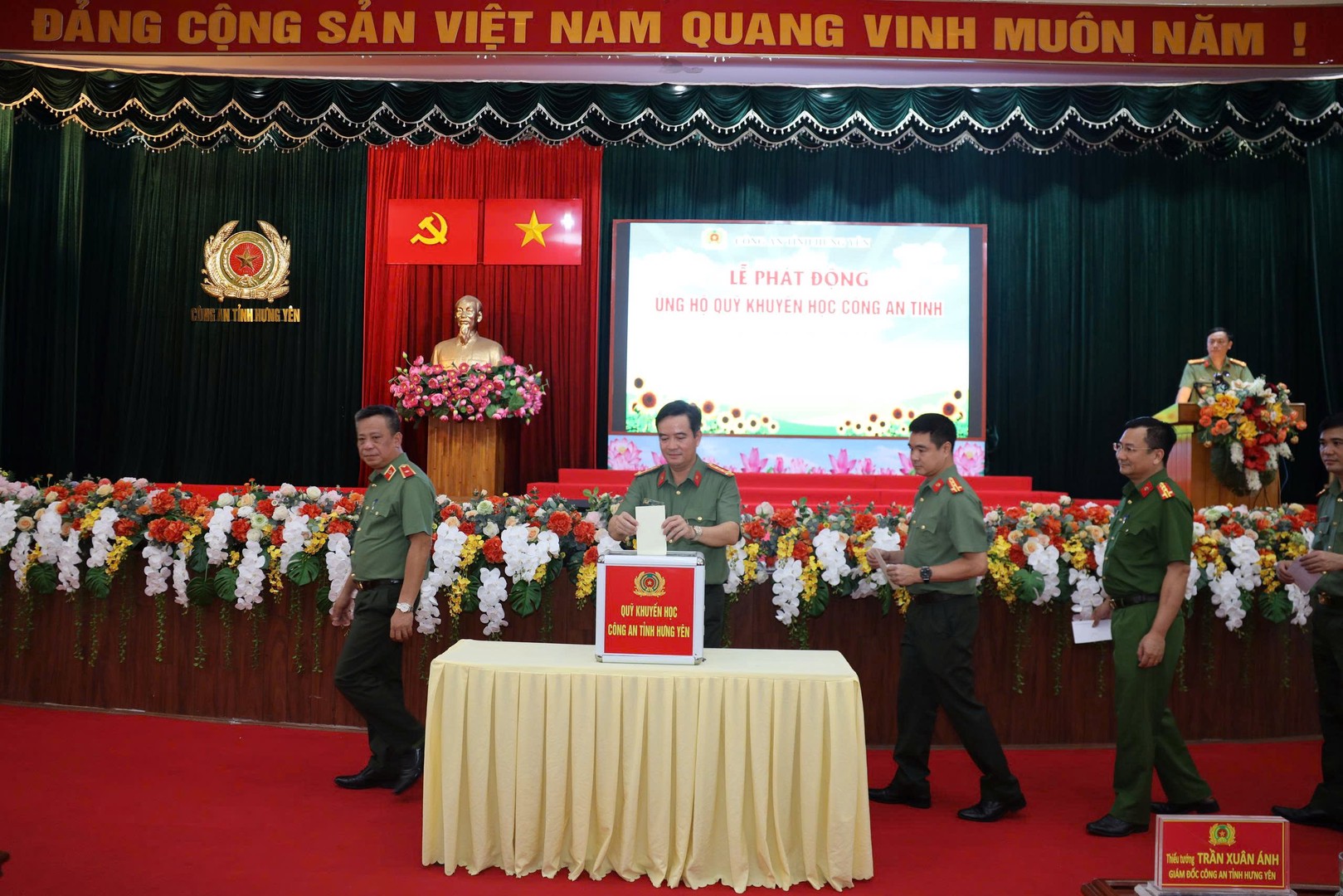 12.  lãnh dao cat ung ho quy.jpg