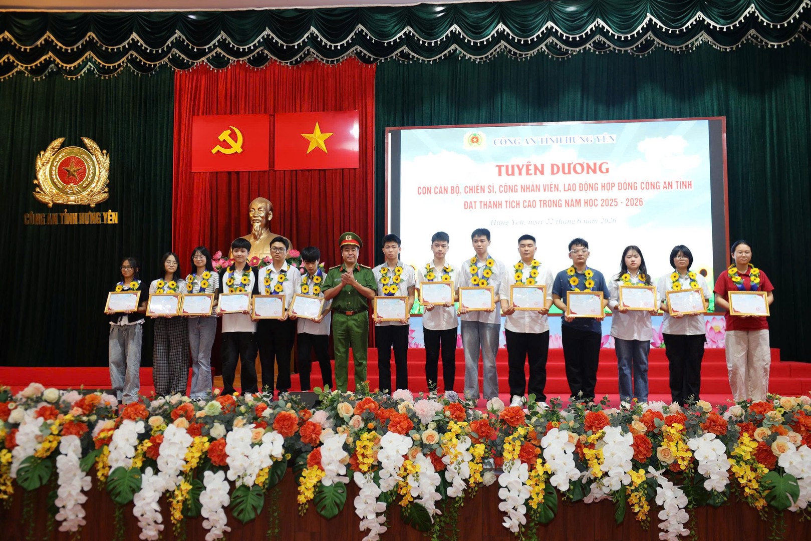 8. lãnh dao cac phong chu nang trao thuogn.jpg