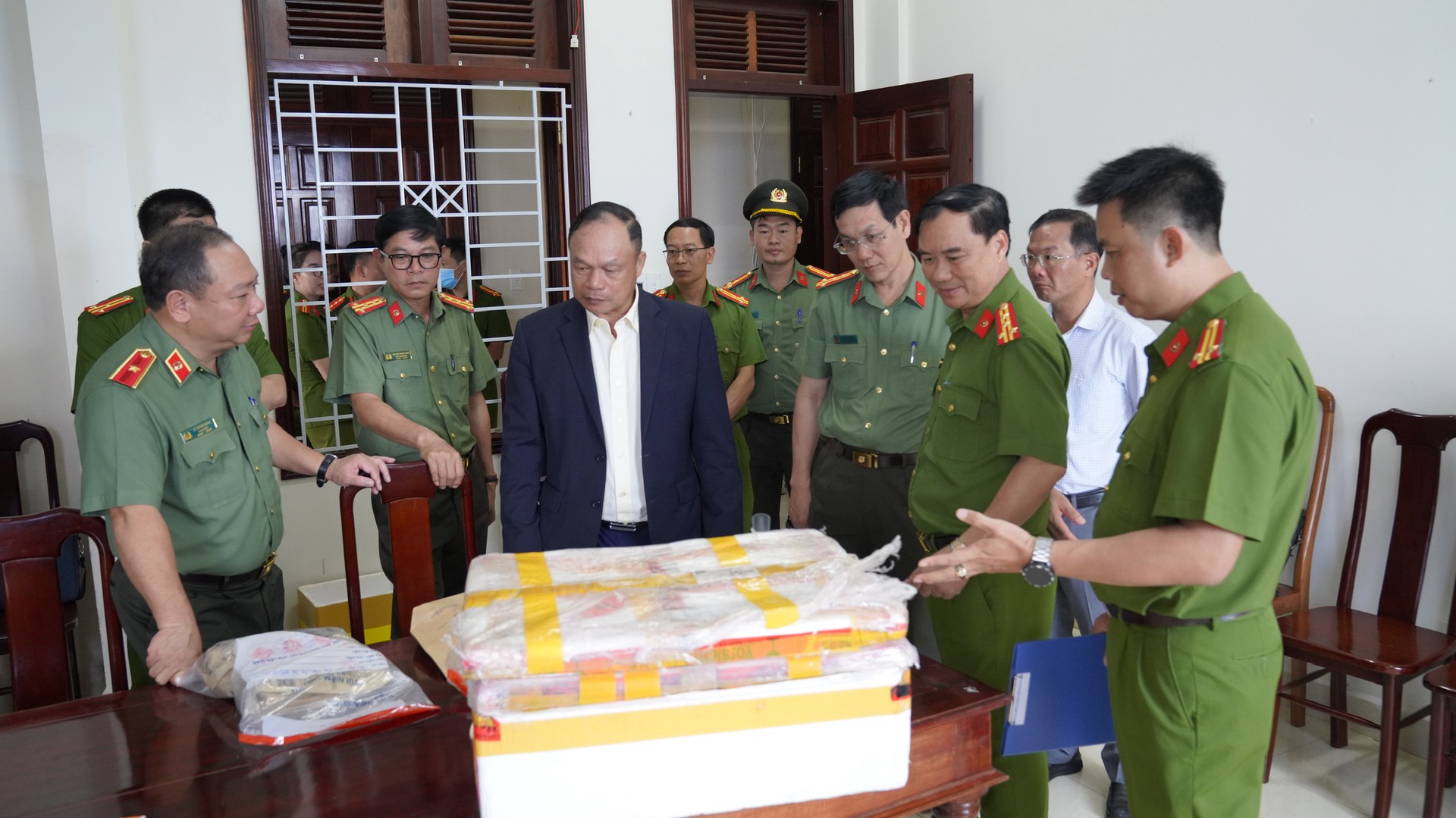 3. KIỂM TRA TANG VẬT GOM 3 KG MA TUY.jpg