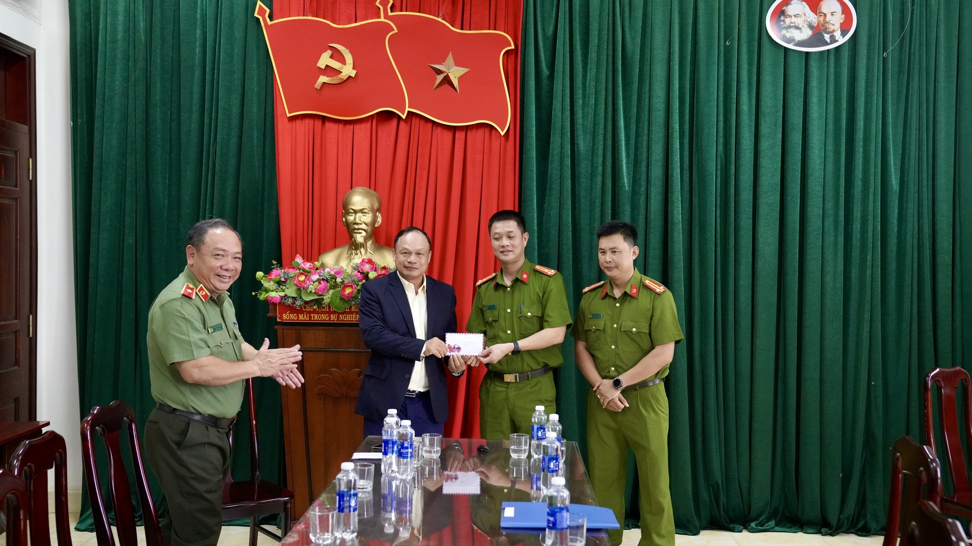 4. Phó Chủ tịch UBND tỉnh khen thưởng nóng .jpg