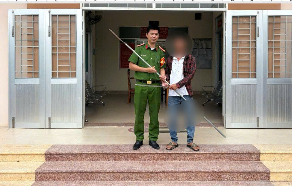 Công an xã Bình Hiệp tiếp nhận VK VLN CCHT từ người dân.jpg