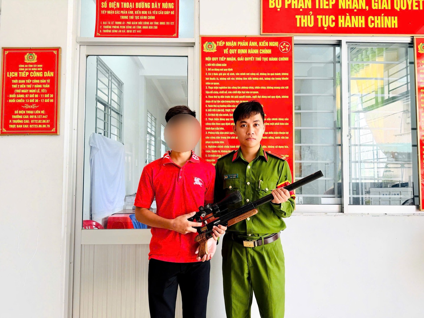 H3 Hình Công an xã Hưng Điền tiếp nhận vũ khí do người dân tự nguyện giao nộp.jpg