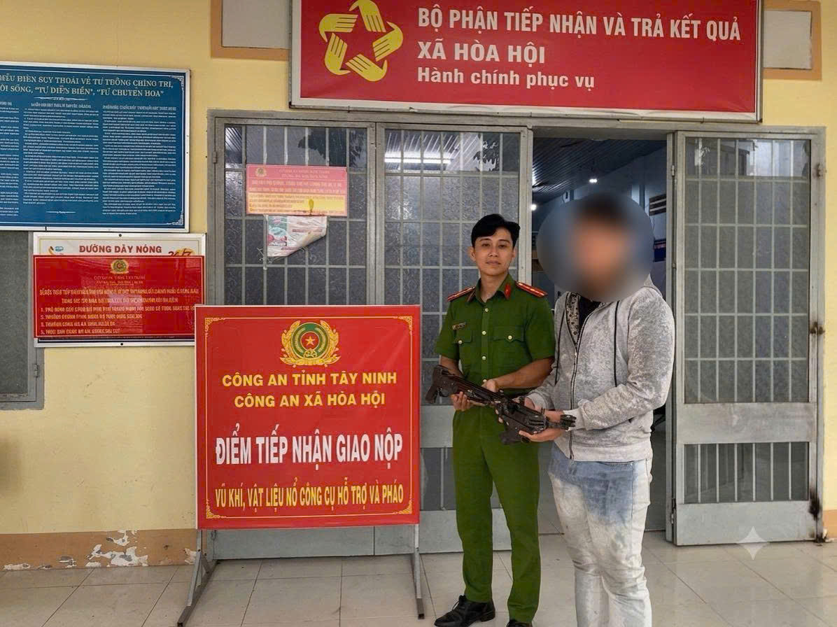 Người dân giao nộp vũ khí tại Công an xã Hòa Hội.jpg