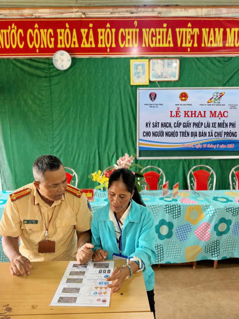 CBCS Cảnh sát giao thông tận tình hướng dẫn cho thí sinh nắm rõ thủ tục, cách thức thực hiện bài thi.jpg