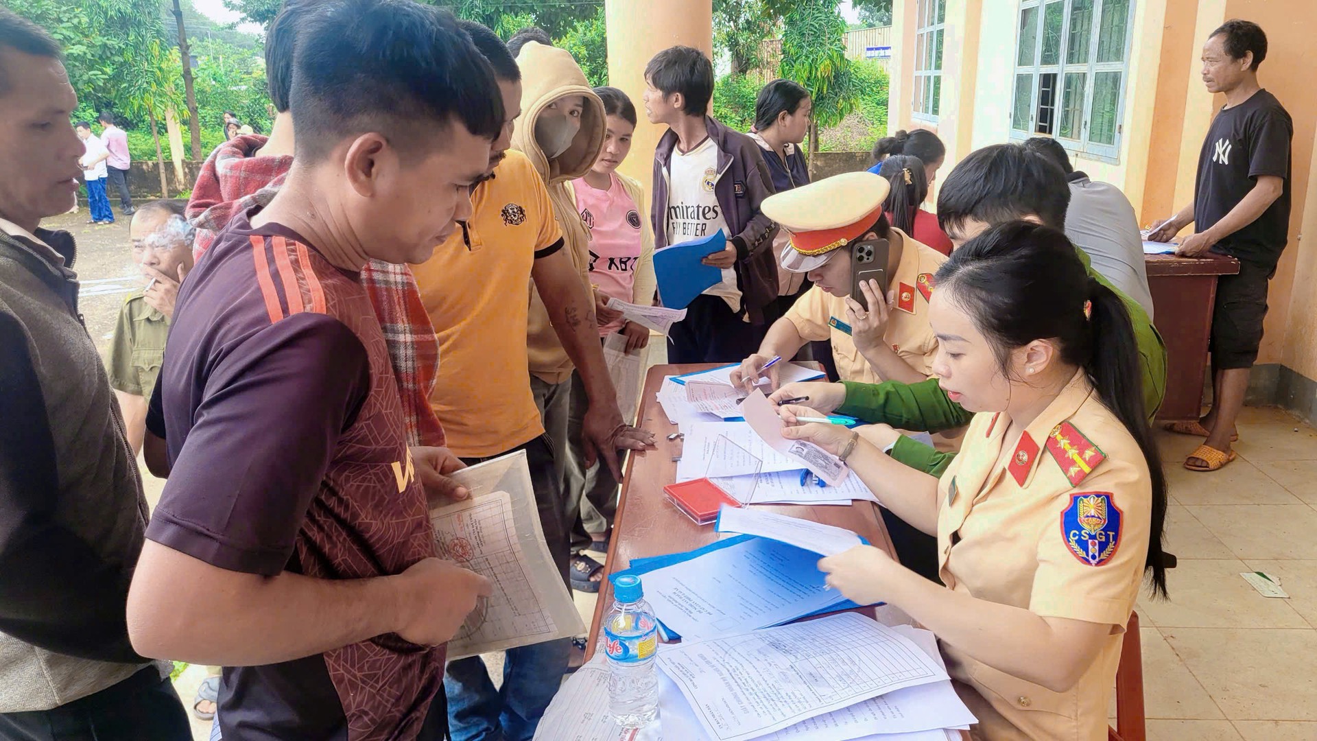 Lực lượng CSGT Công an Gia Lai phối hợp với Công an xã Ia O tiếp nhận hồ sơ đăng ký sát hạch lái xe của Nhân dân.jpg