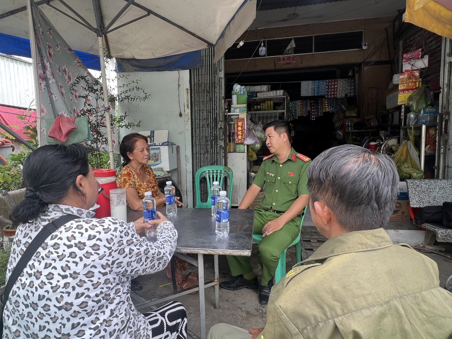Lực lượng Công an cùng chính quyền địa phương thường xuyên đến động viên, thăm hỏi bà Tăng Huỳnh Diệu (áo cam)..JPG