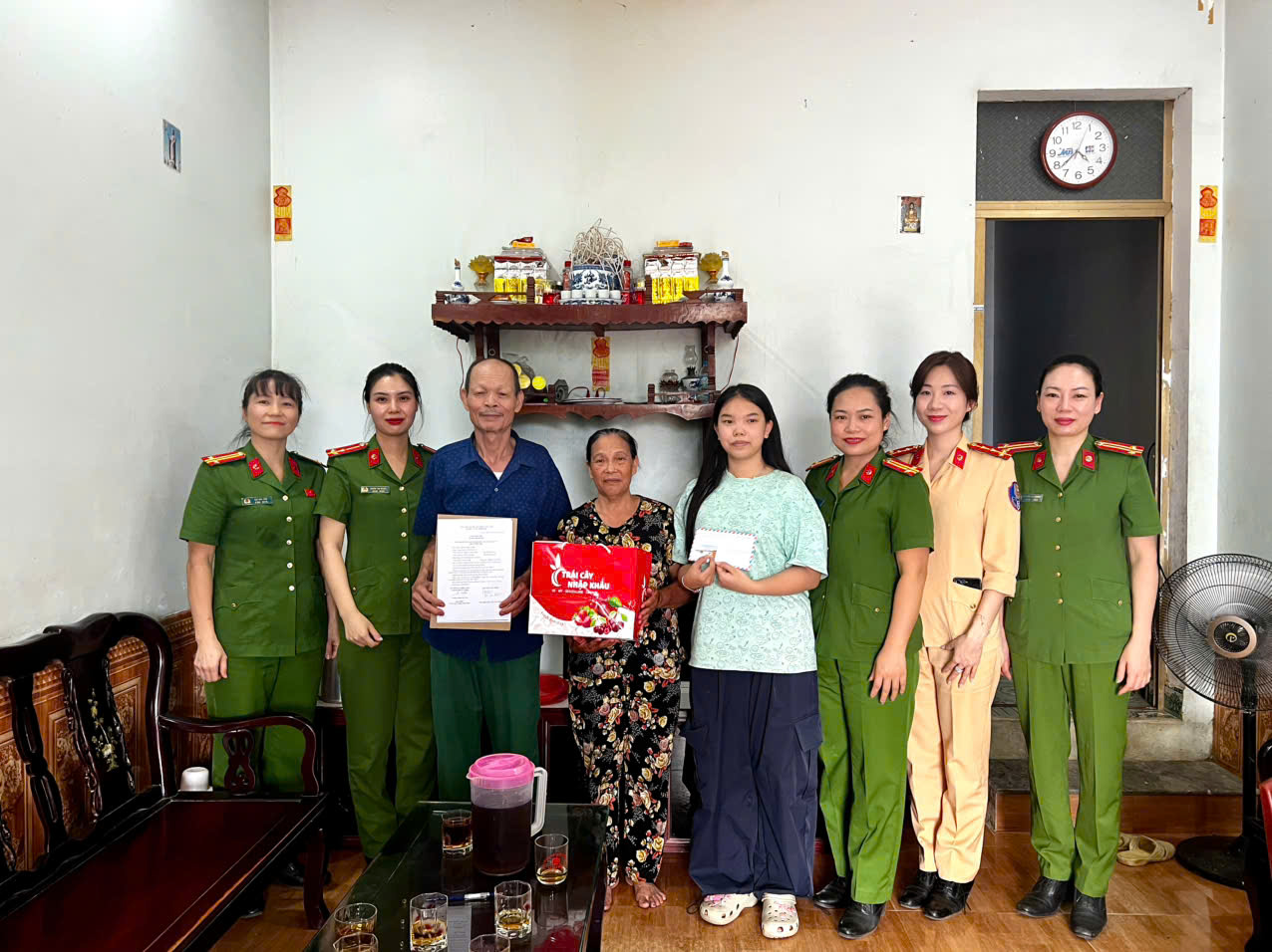 Hội Phụ nữ khối Cảnh sát nhân dân đã tổ chức thăm hỏi, động viên và ký giao ước tiếp tục thực hiện Chương trình “Mẹ đỡ đầu”.jpg