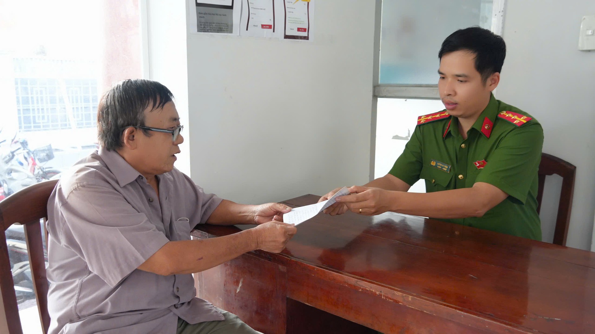 Công an phường Đạo Thạnh nhận thư cám ơn từ người dân.jpg