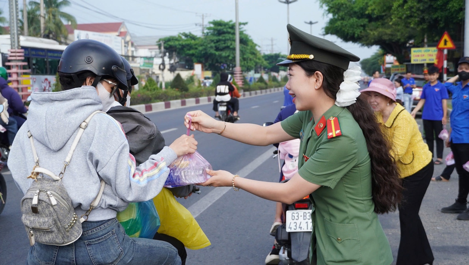 1. Công an tỉnh Đồng Tháp trao nước suối, thực phẩm tặng người dân tại Trạm dừng chân nghĩa tình.jpg