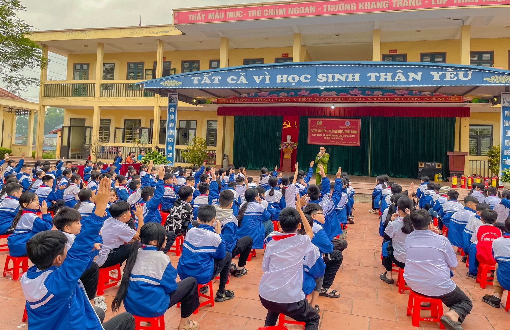 tuyen truyen kien thc PCCC tai THCS Hong Tien.jpg