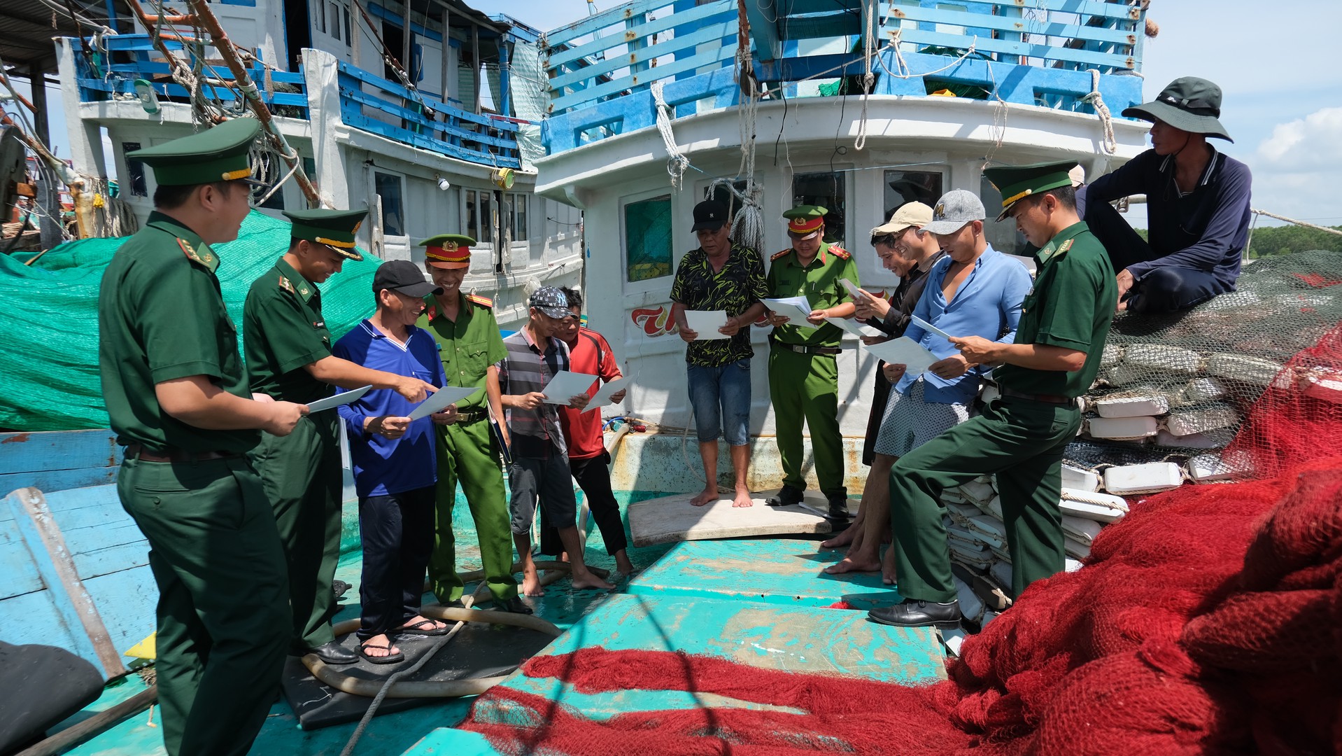 Công an xã Tân Thủy phối hợp Đồn biên phòng Hàm Luông tuyên truyền công tác phòng, chống khai thác IUU cho ngư dân.JPG