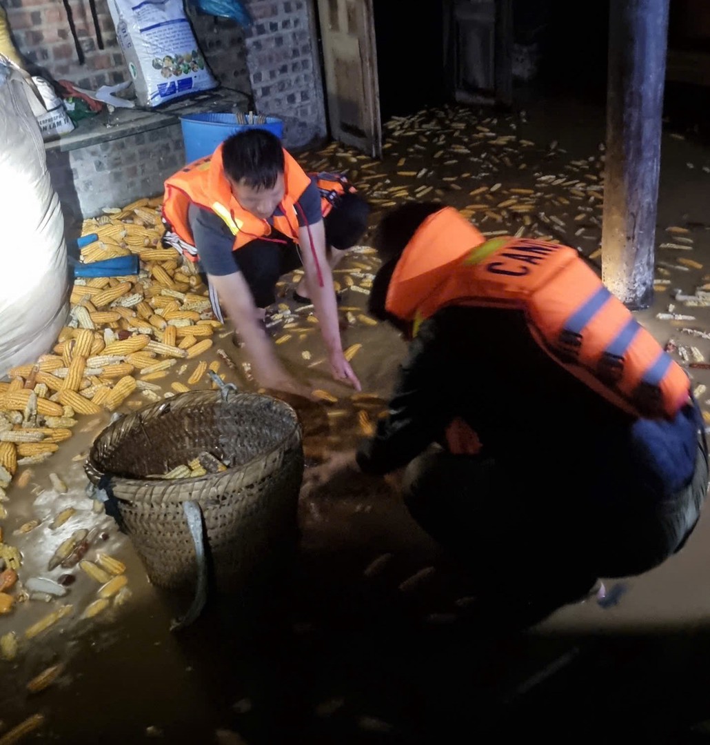 Ảnh 3 và 4. Công an xã Cần Yên xuyên đêm cứu hộ, hỗ trợ người dân ứng phó mưa lũ.jpg
