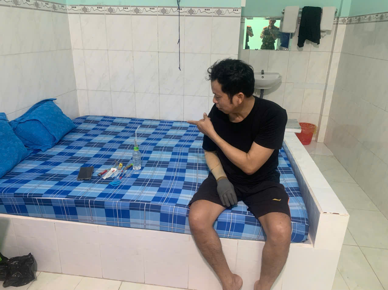 Đối tượng Nguyễn Công Bình cùng tang vật.jpg