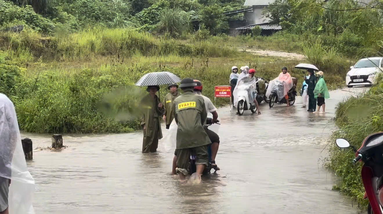Công an xã Lâm Thương hỗ trợ nhân dân di chuyển an toàn qua khu vực ngập úng.jpg