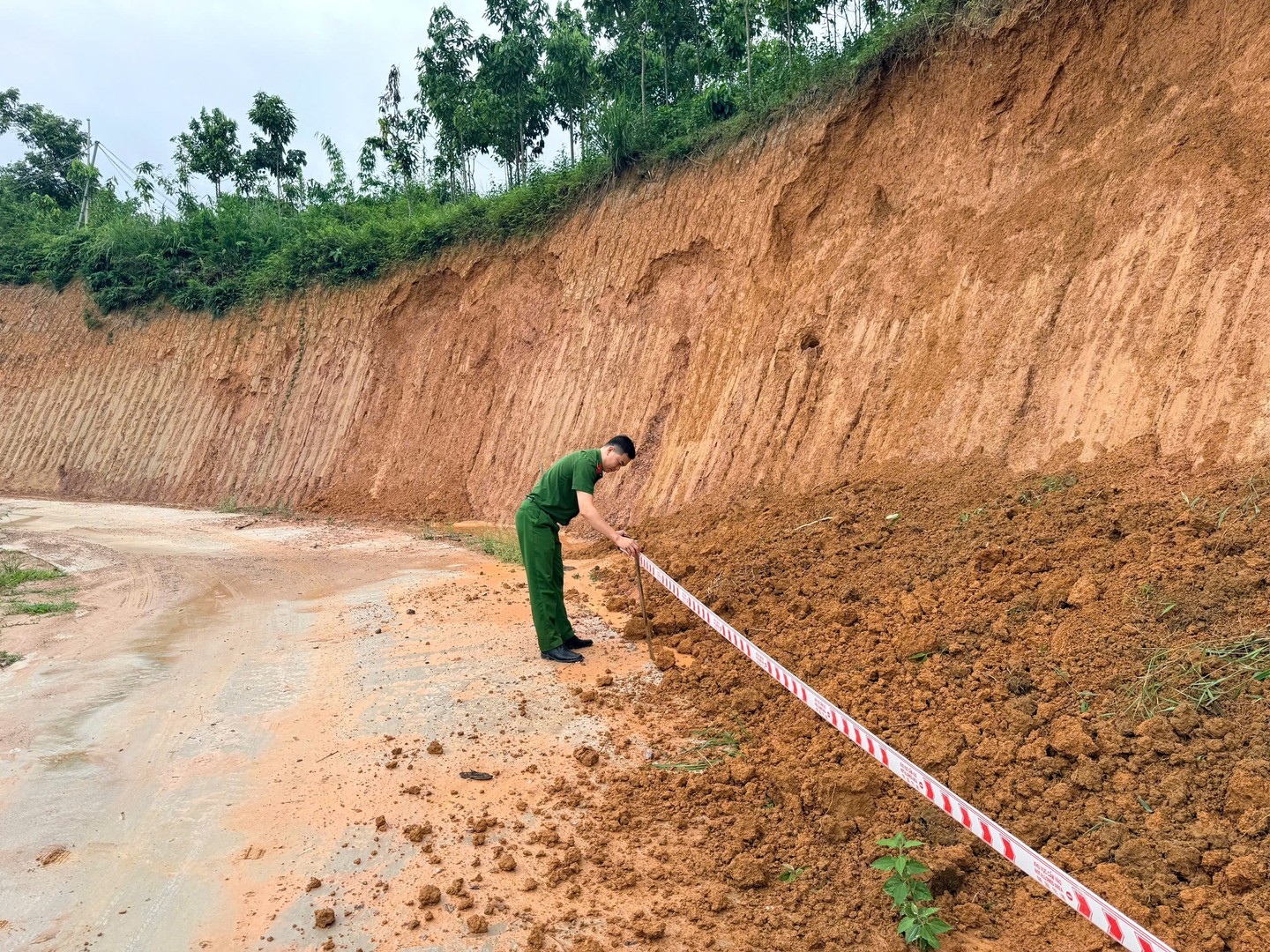 Công an xã Phúc Khánh căng dây cảnh báo khu vực sạt lở.jpg