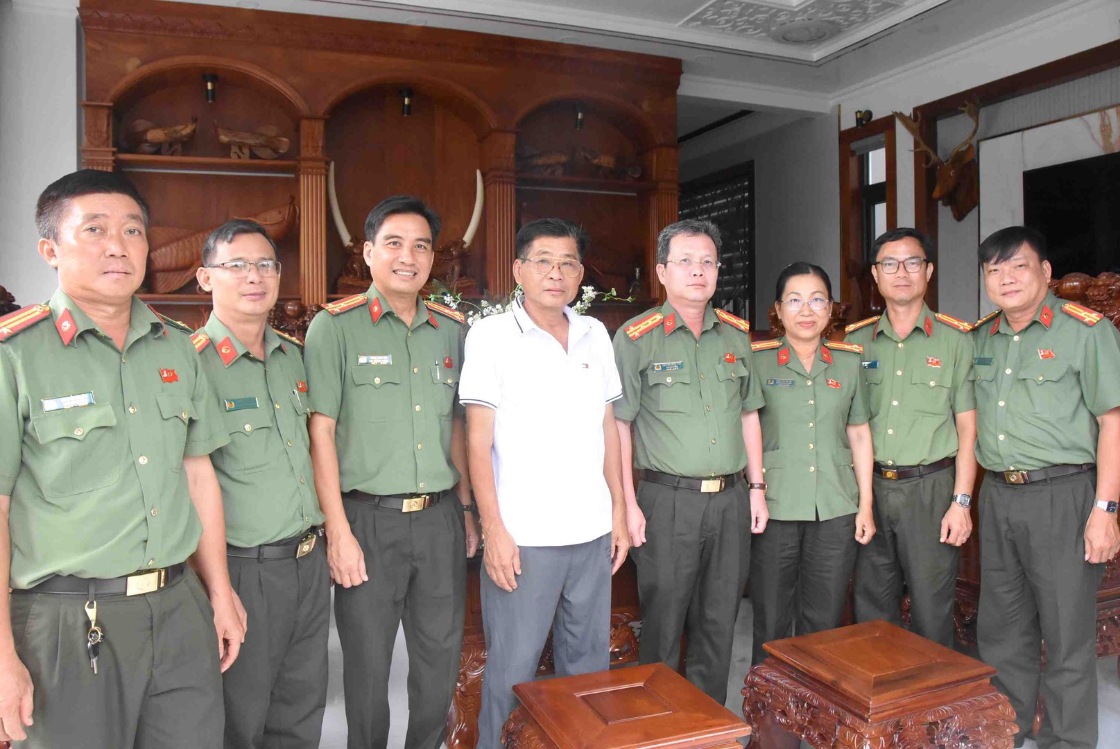 Đại tá Nguyễn Minh Tân, Phó Giám đốc Công an tỉnh thăm, tặng quà Đại tá Nguyễn Văn Hiểu. Ảnh Lê Hoài.JPG