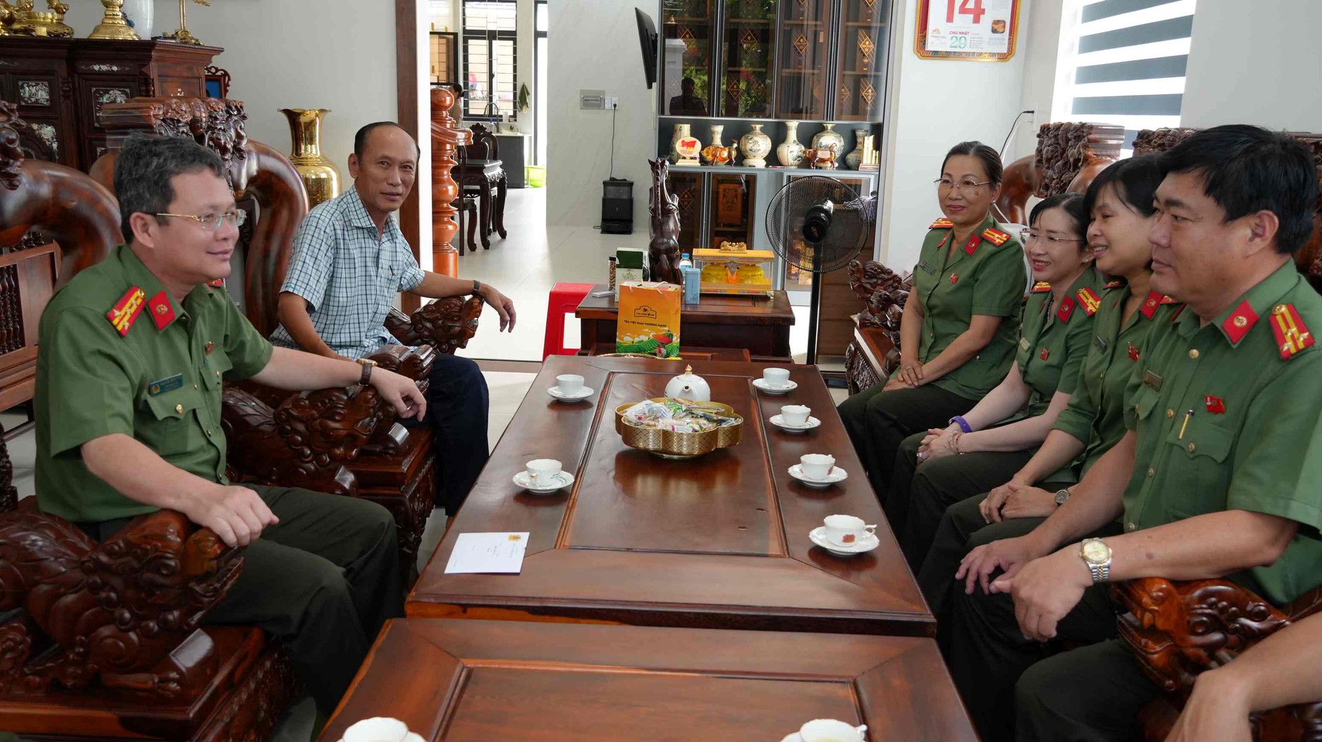 Đại tá Nguyễn Minh Tân, Phó Giám đốc Công an tỉnh thăm, tặng quà Đại tá Nguyễn Văn Nhựt. Ảnh.JPG