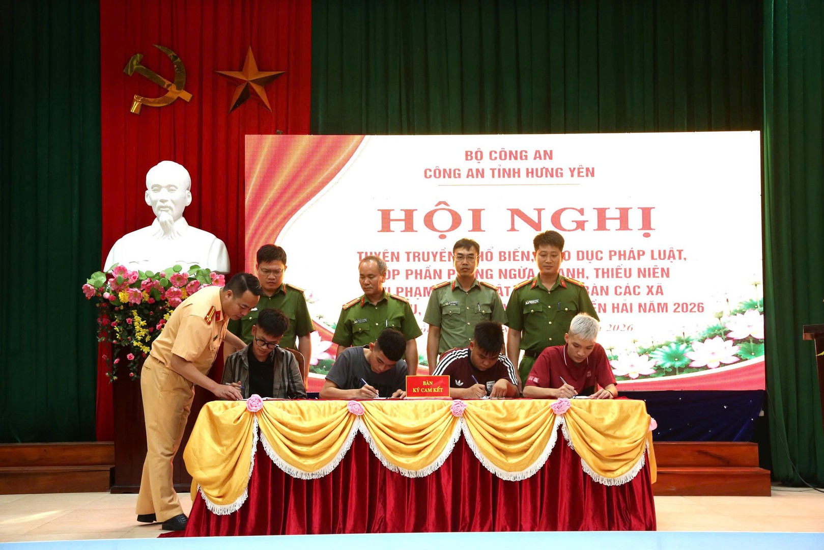5. DAI DIEN THANH THIEU NIEN KY CAM KET.jpg