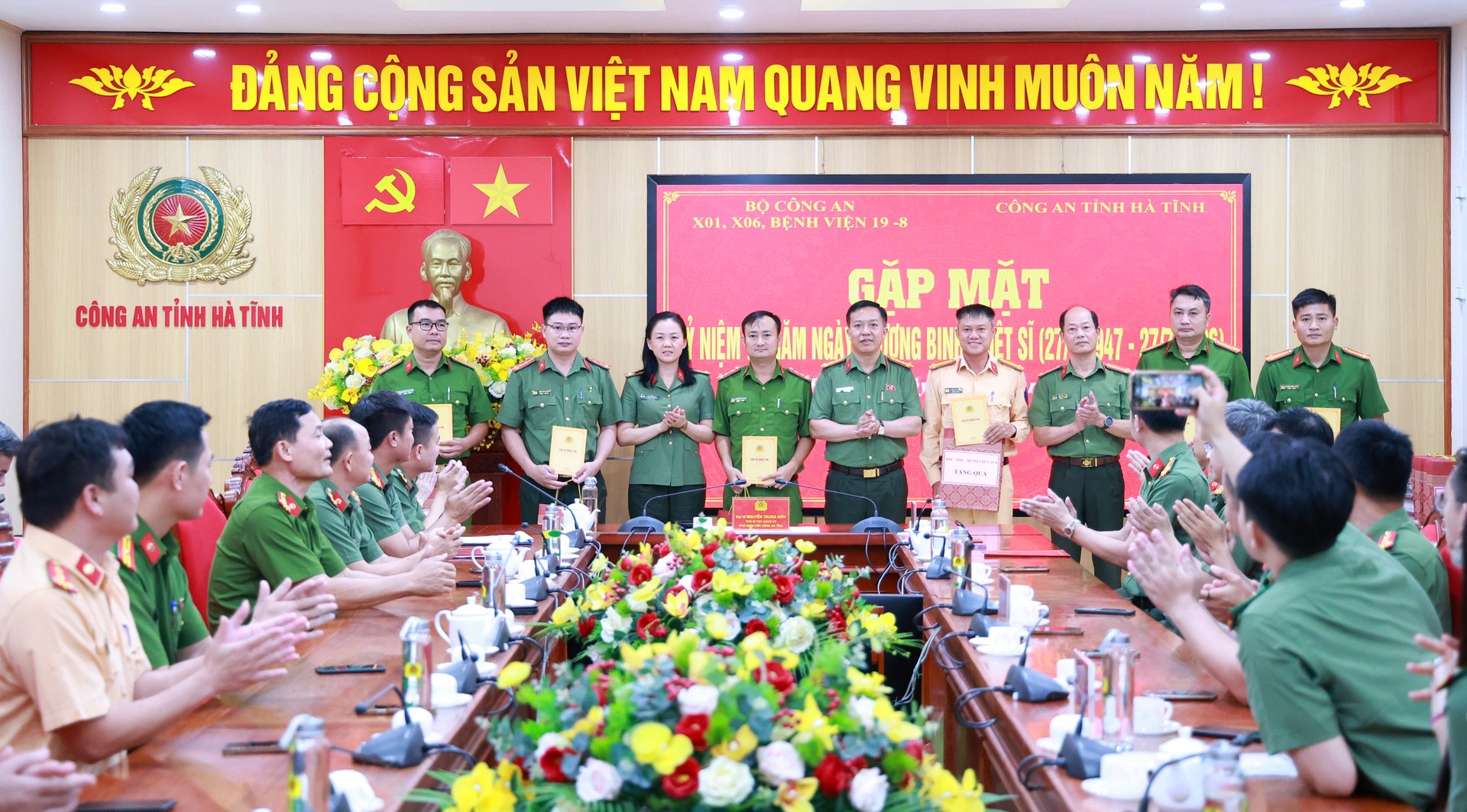 Tặng quà CBCS CAHT là thương binh ở buổi gặp mặt 02.JPG