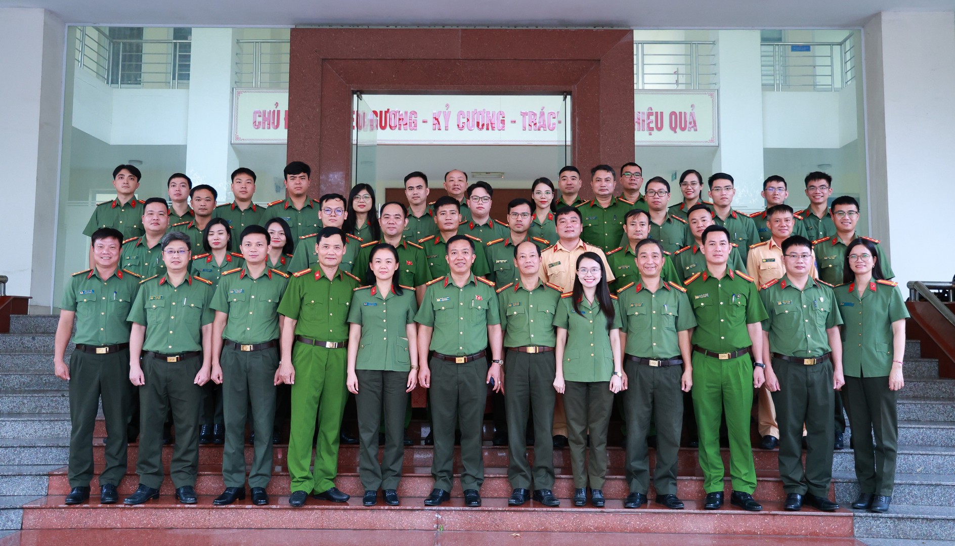 Đoàn chụp ảnh lưu niệm.JPG