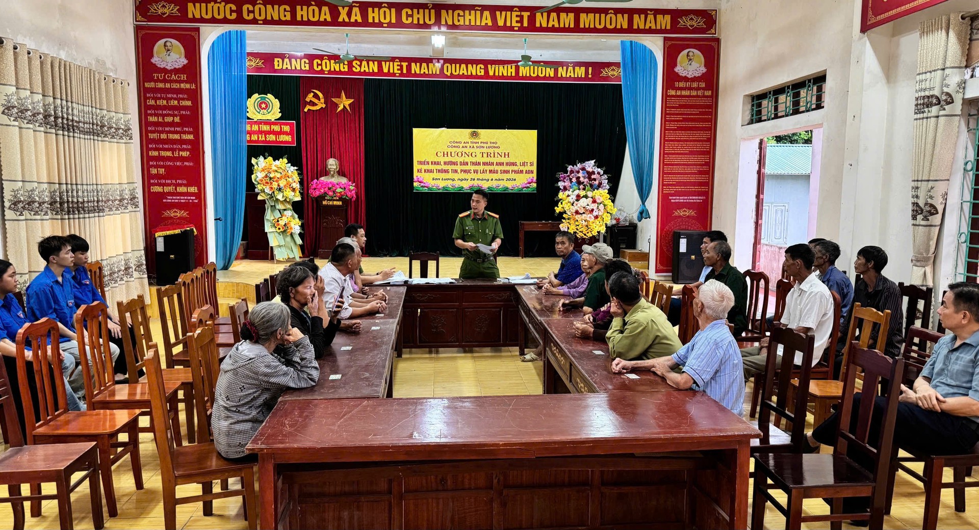 Công an xã Sơn Lương hướng dẫn thân nhân các gia đình liệt sĩ kê khai đầy đủ, chính xác thông tin theo quy định.jpg