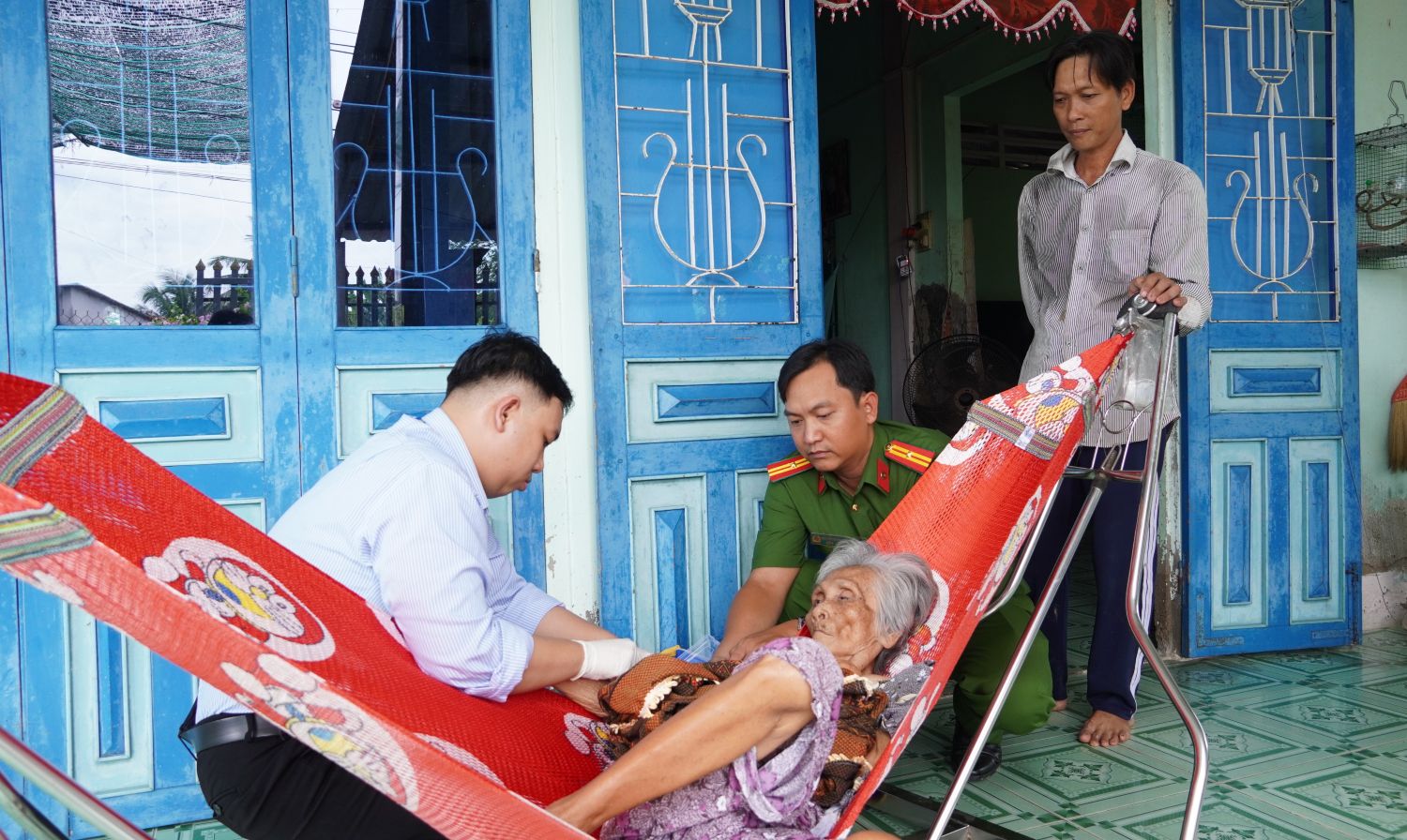 Lực lượng làm nhiệm vụ đến tận nhà người dân thu nhận sinh phẩm ADN. Ảnh Duy Phương.JPG