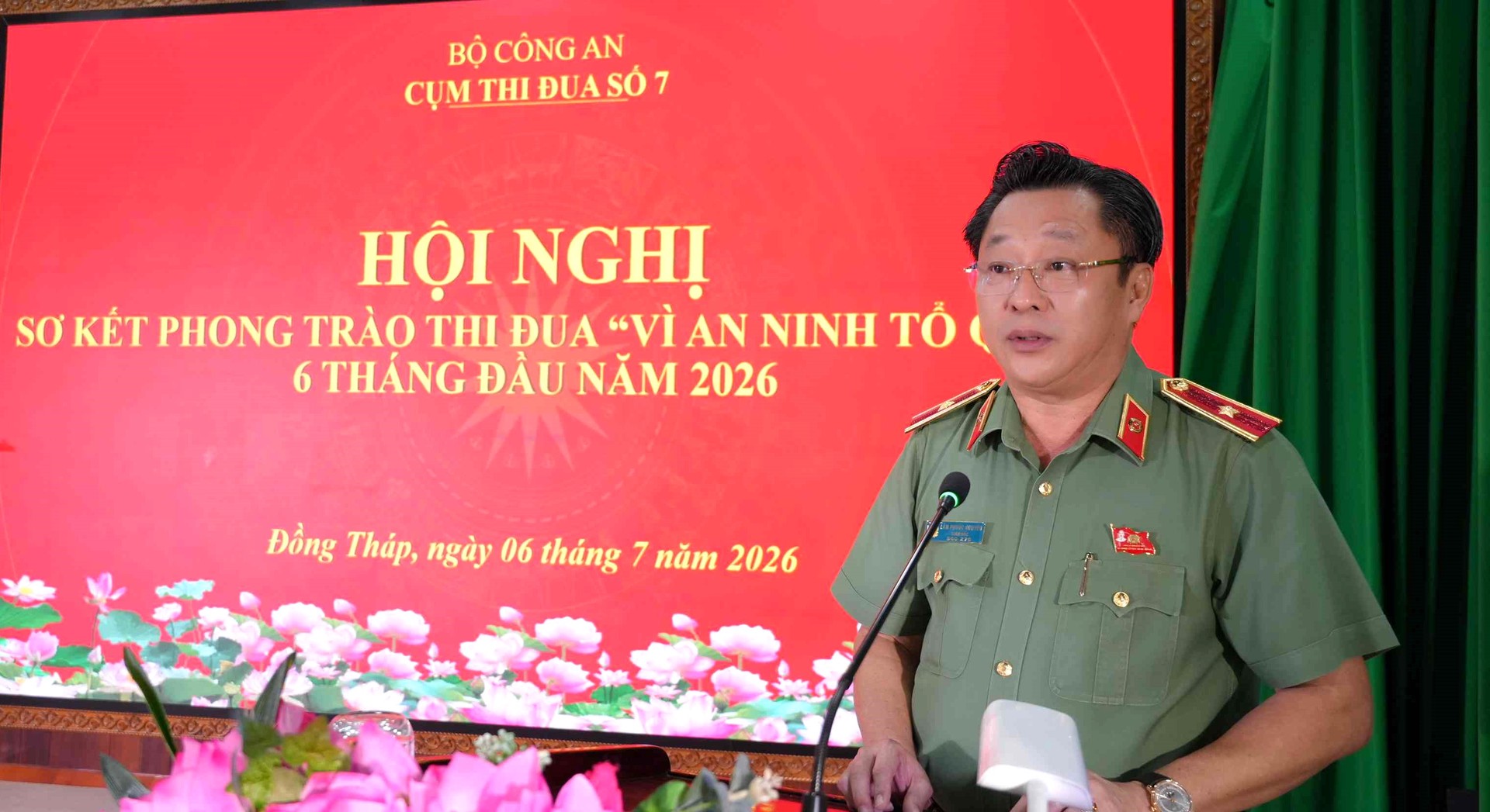 Thiếu tướng Lâm Phước Nguyên, Giám đốc Công an tỉnh Đồng Tháp quán triệt khai mạc Hội nghị. Ảnh Trọng Tín.JPG