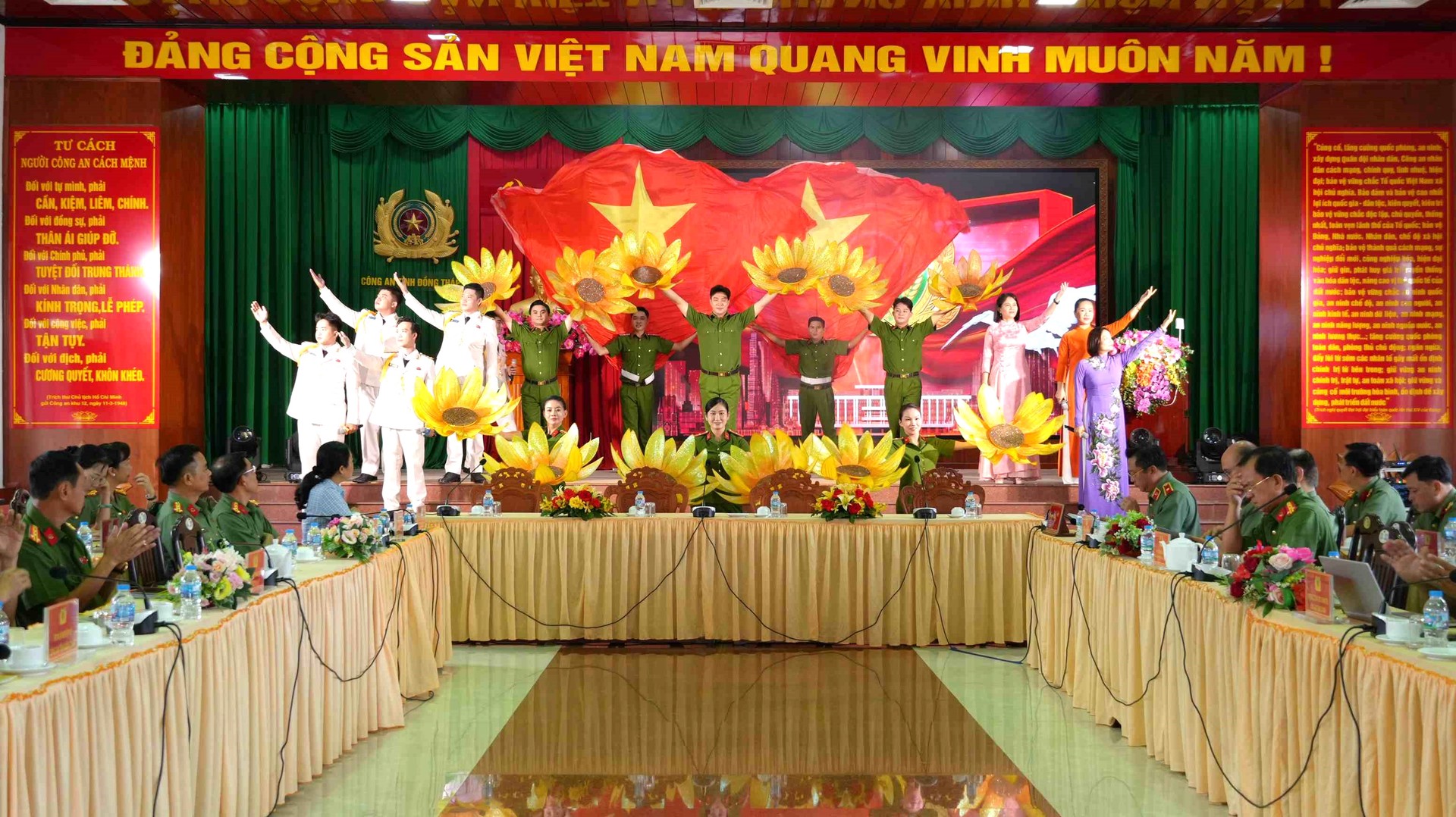 Tiết mục văn nghệ chào mừng Hội nghị. Ảnh Trọng Tín.JPG