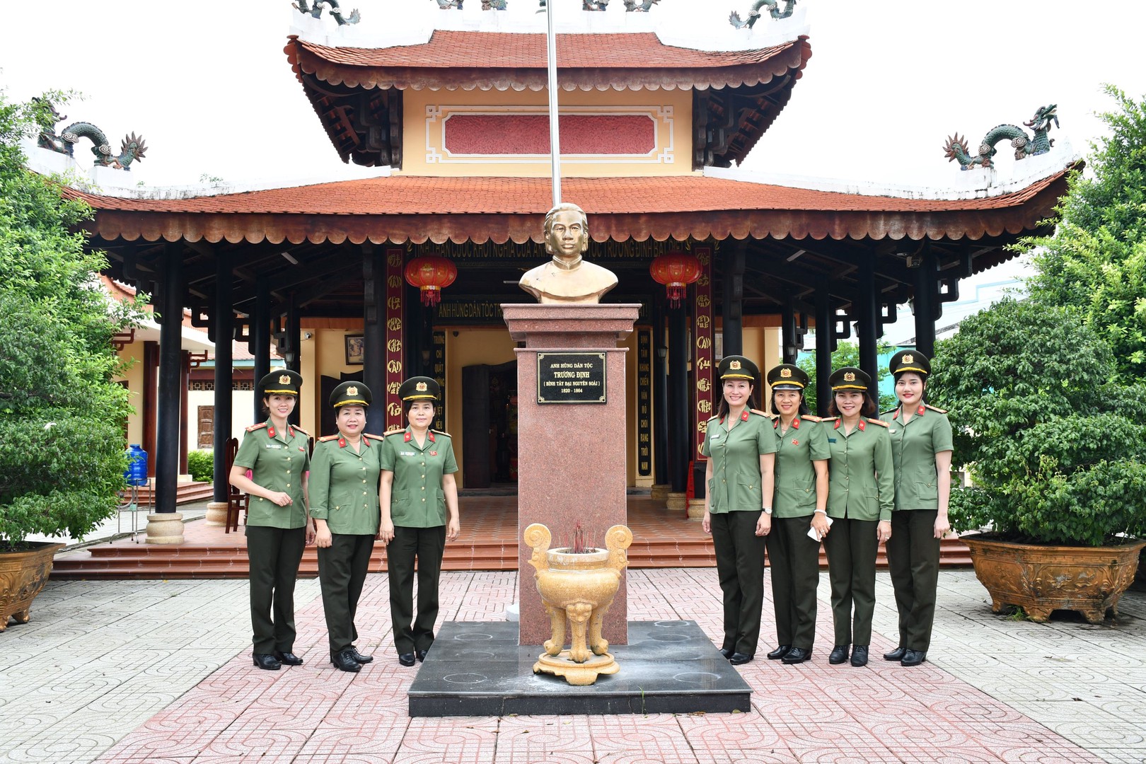 Đoàn đến tham quan khu di tích quốc gia đặc biệt  đền thờ Anh hùng dân tộc Trương Định.Ảnh Thanh Việt.JPG