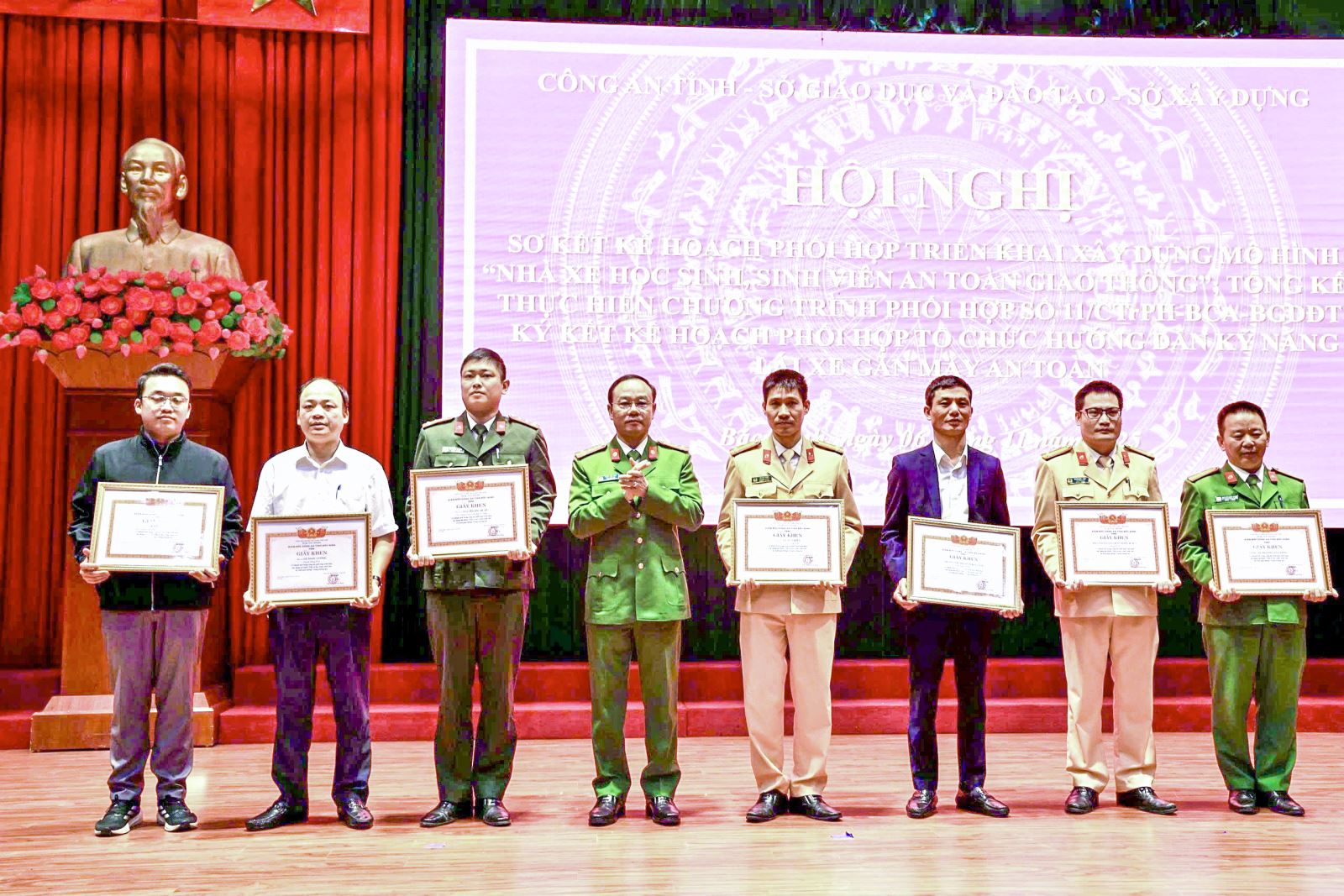 c_Khen thuong.jpg