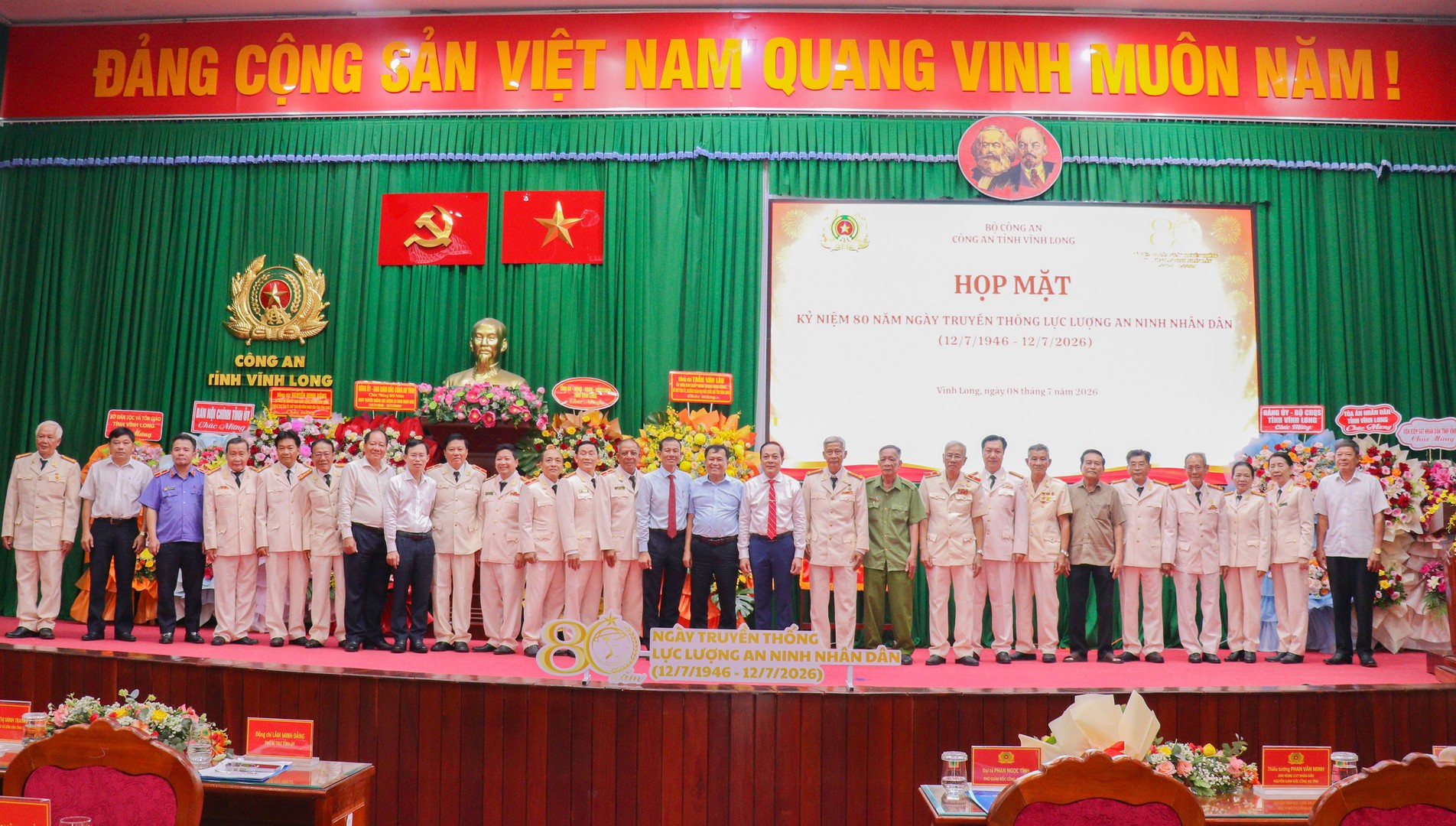 Đại biểu chụp ảnh lưu niệm.jpg