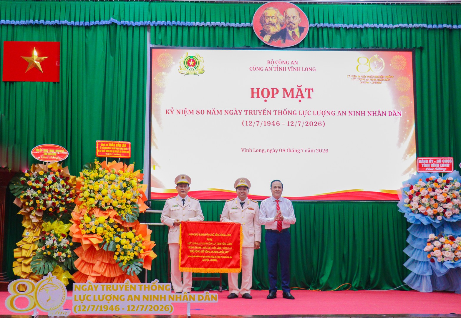 Ban Chấp hành Đảng bộ tỉnh Vĩnh Long đã trao tặng lực lượng An ninh Công an tỉnh bức trướng.jpg