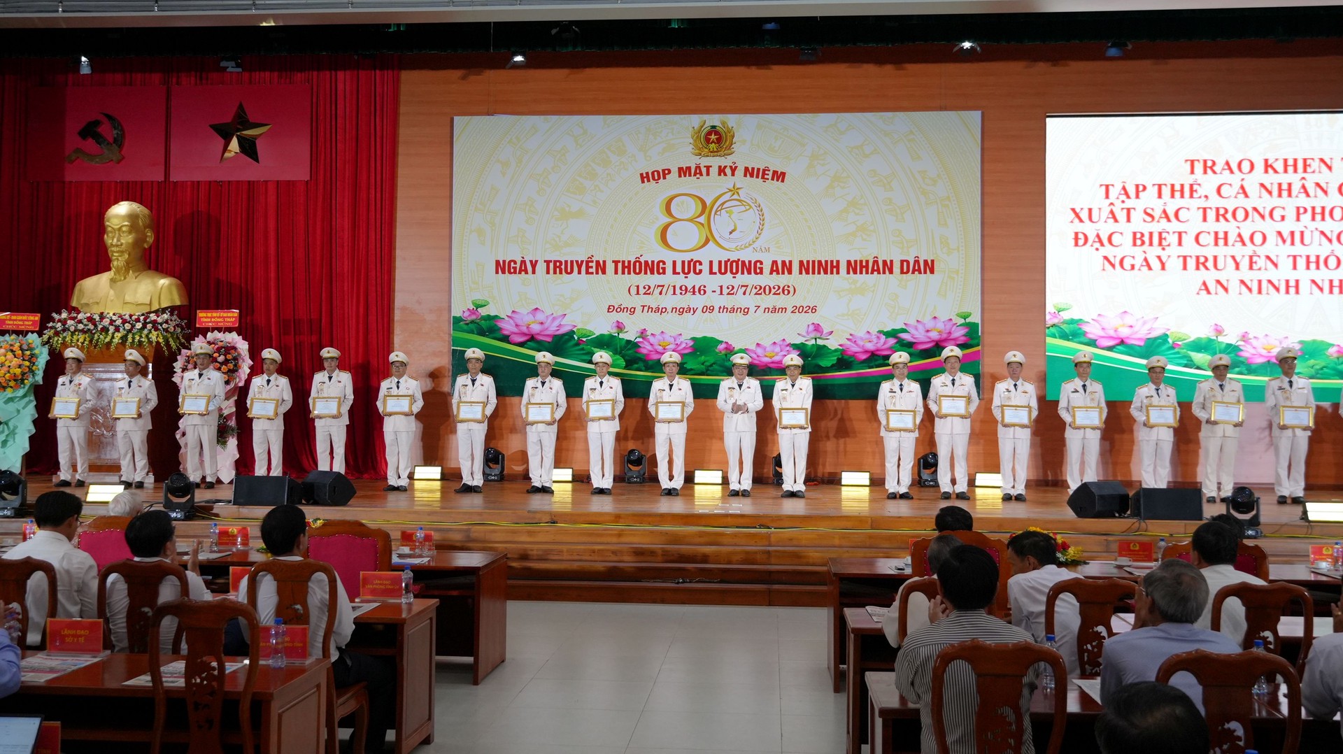 Thiếu tướng Lâm Phước Nguyên - Giám đốc Công an tỉnh trao khen thưởng cho các tập thể có thành tích xuất sắc.JPG