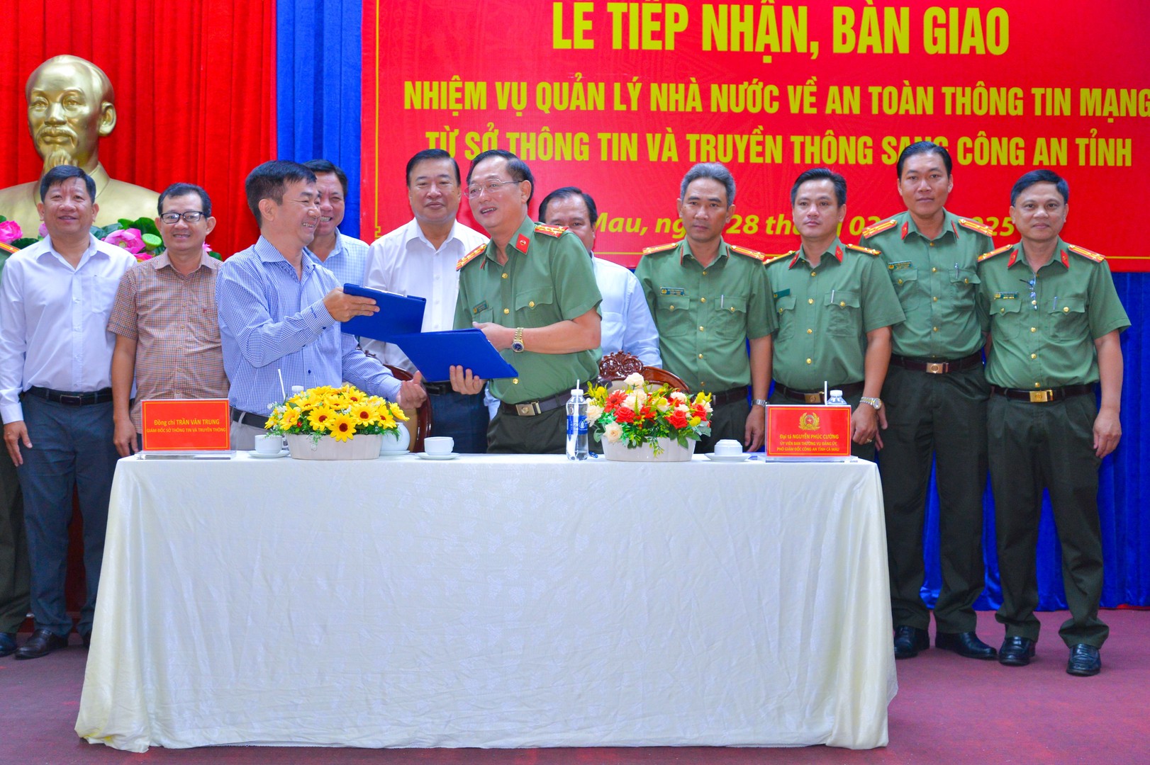 Ảnh 5 Công an Cà Mau tiếp nhận nhiệm vụ QLNN về an toàn thông tin mạng từ sở Thông tin truyền thông - Tháng 3-2025 - Copy.jpg