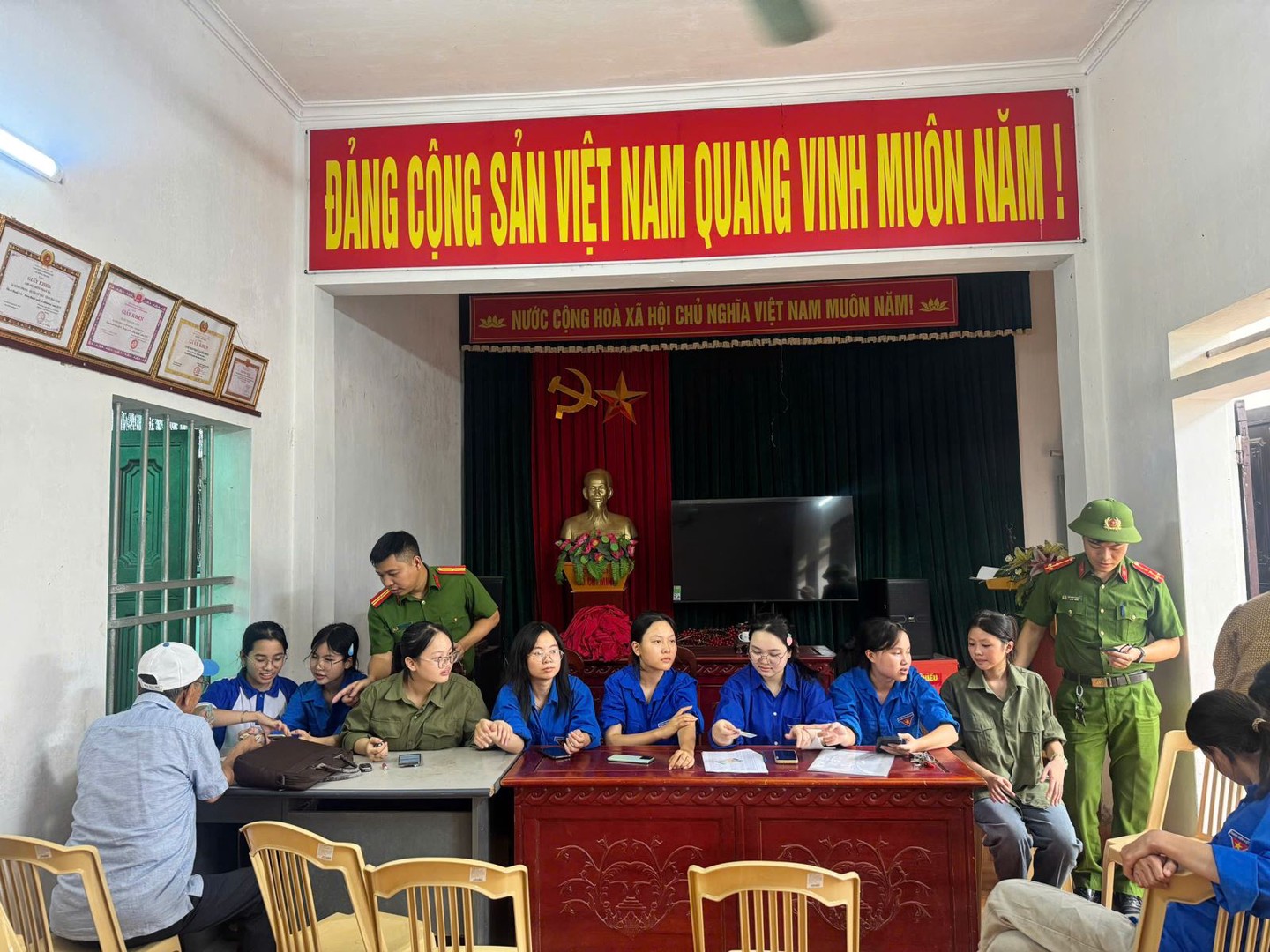 Công an xã Vũ Tiên phối hợp đoàn viên thanh niên và hội viên phụ nữ triển khai Chiến dịch “Mùa hè số cùng VNeID” (1).jpg