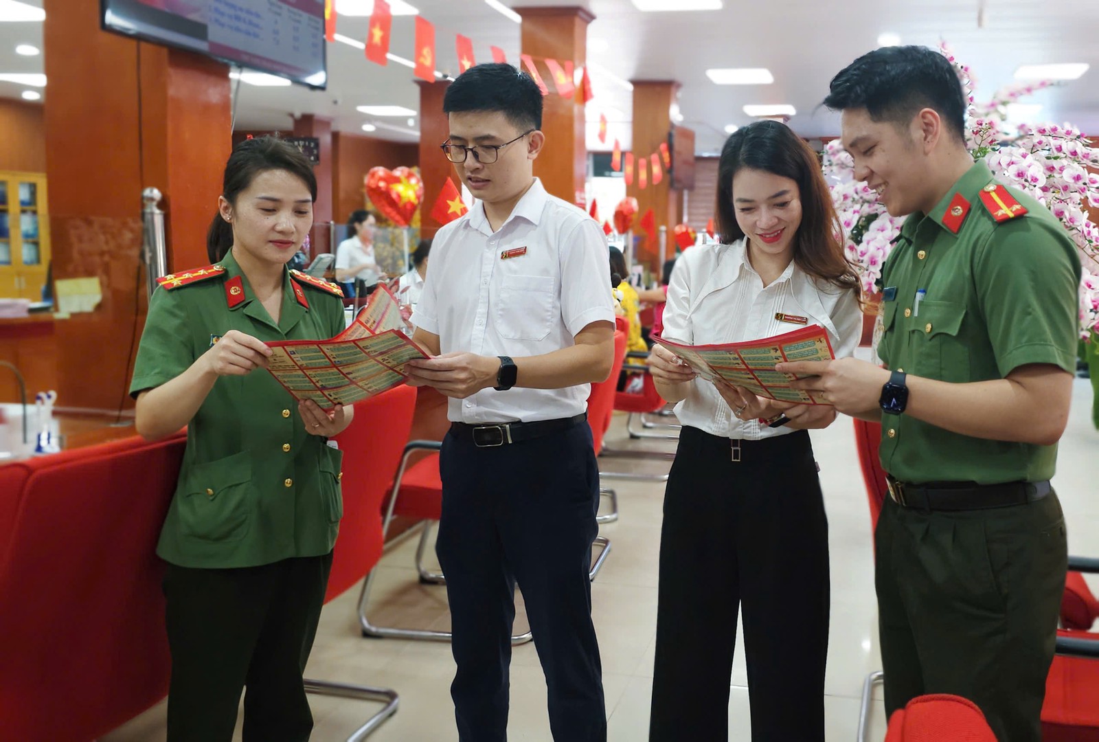 Lực lượng Phòng An ninh kinh tế hướng dẫn cán bộ, nhân viên ngân hàng nhận diện các phương thức, thủ đoạn lừa đảo sử dụng công nghệ cao.jpg