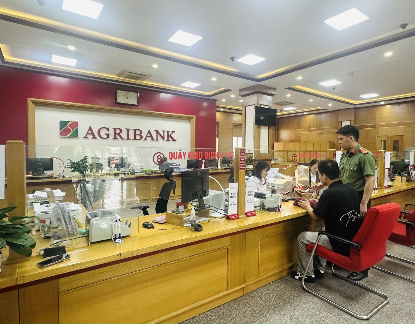 Phòng An ninh kinh tế phối hợp với các ngân hàng trên địa bàn tỉnh tổ chức tuyên truyền, nâng cao nhận thức về bảo đảm an ninh, an toàn hoạt động ngân hàng..jpg